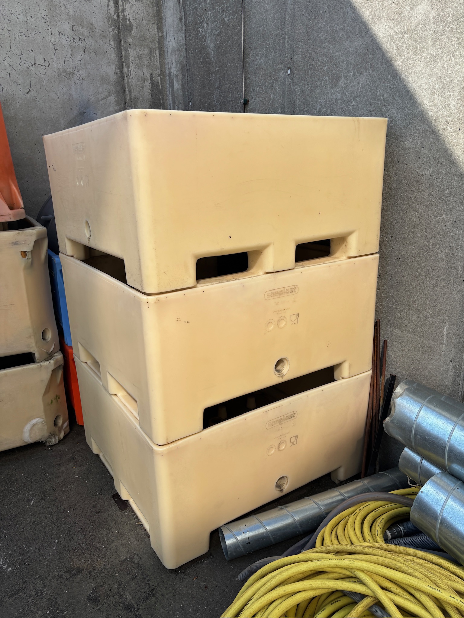 SELT / SOLD Ker frá Sæplast, 350L (3 stk.) 2