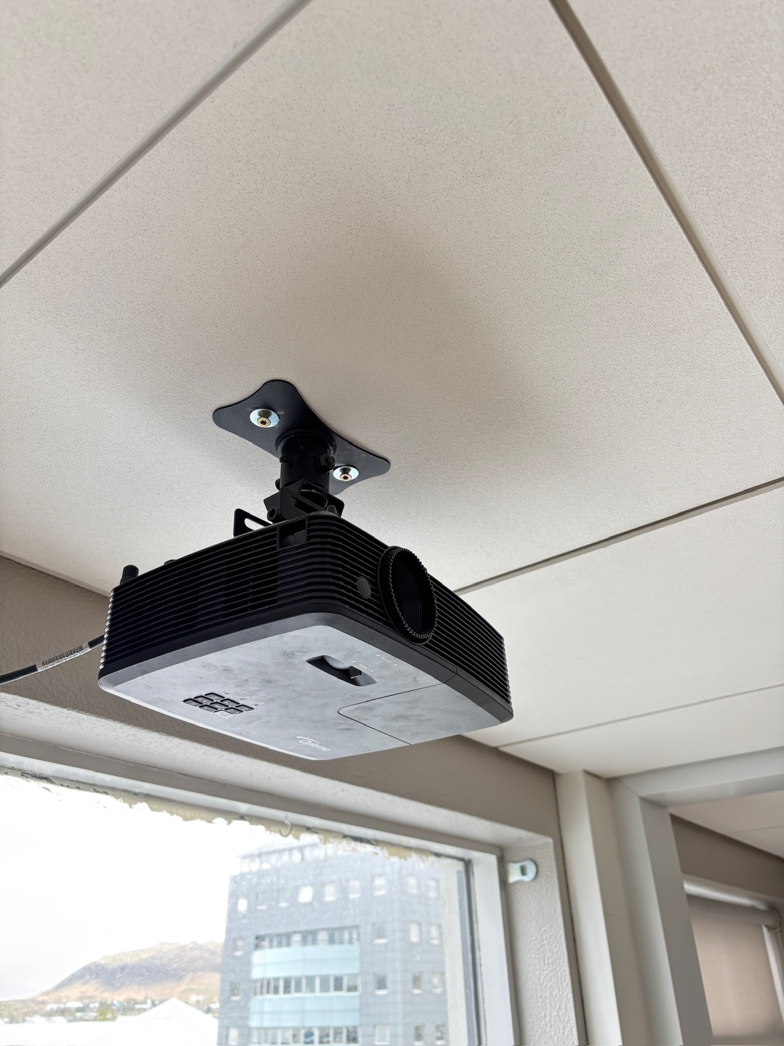 SELT / SOLD Optoma skjávarpi með loftfestingu 2