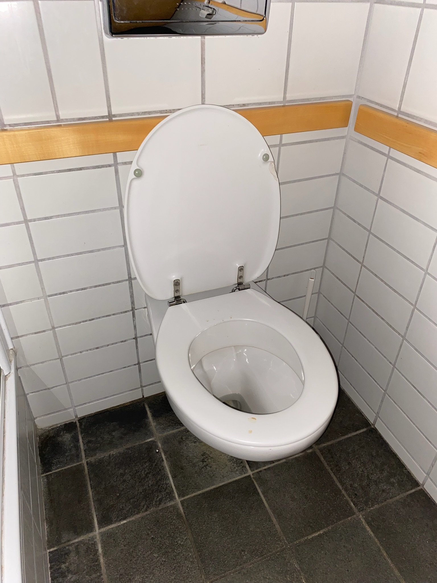 SELT/SOLD WC / vegghengt salerni, kassi og takkar (13 stk.) 2