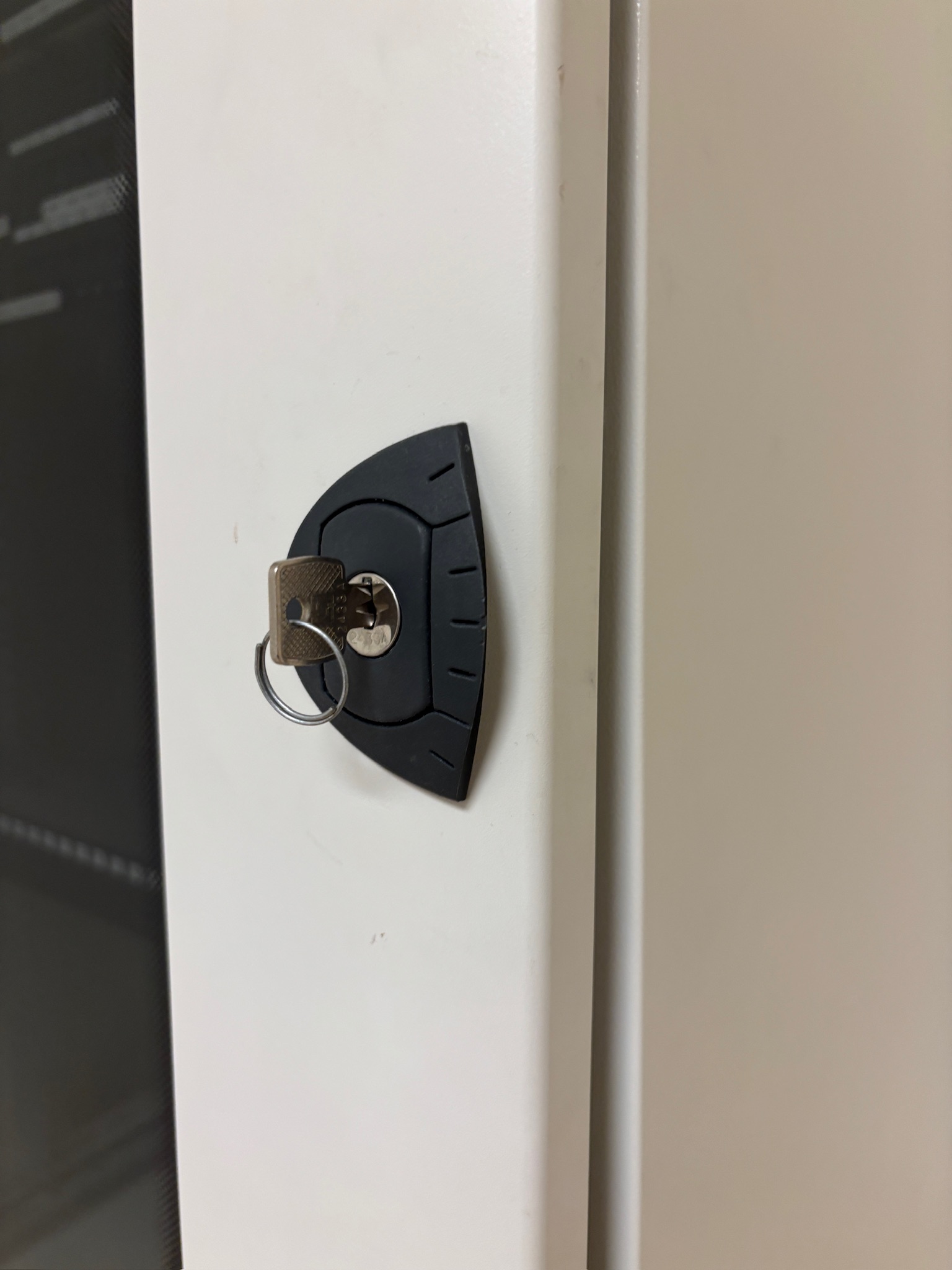SELT / SOLD Legrand tölvuskápur frá Ískraft, 19'' rekki, 21u 7
