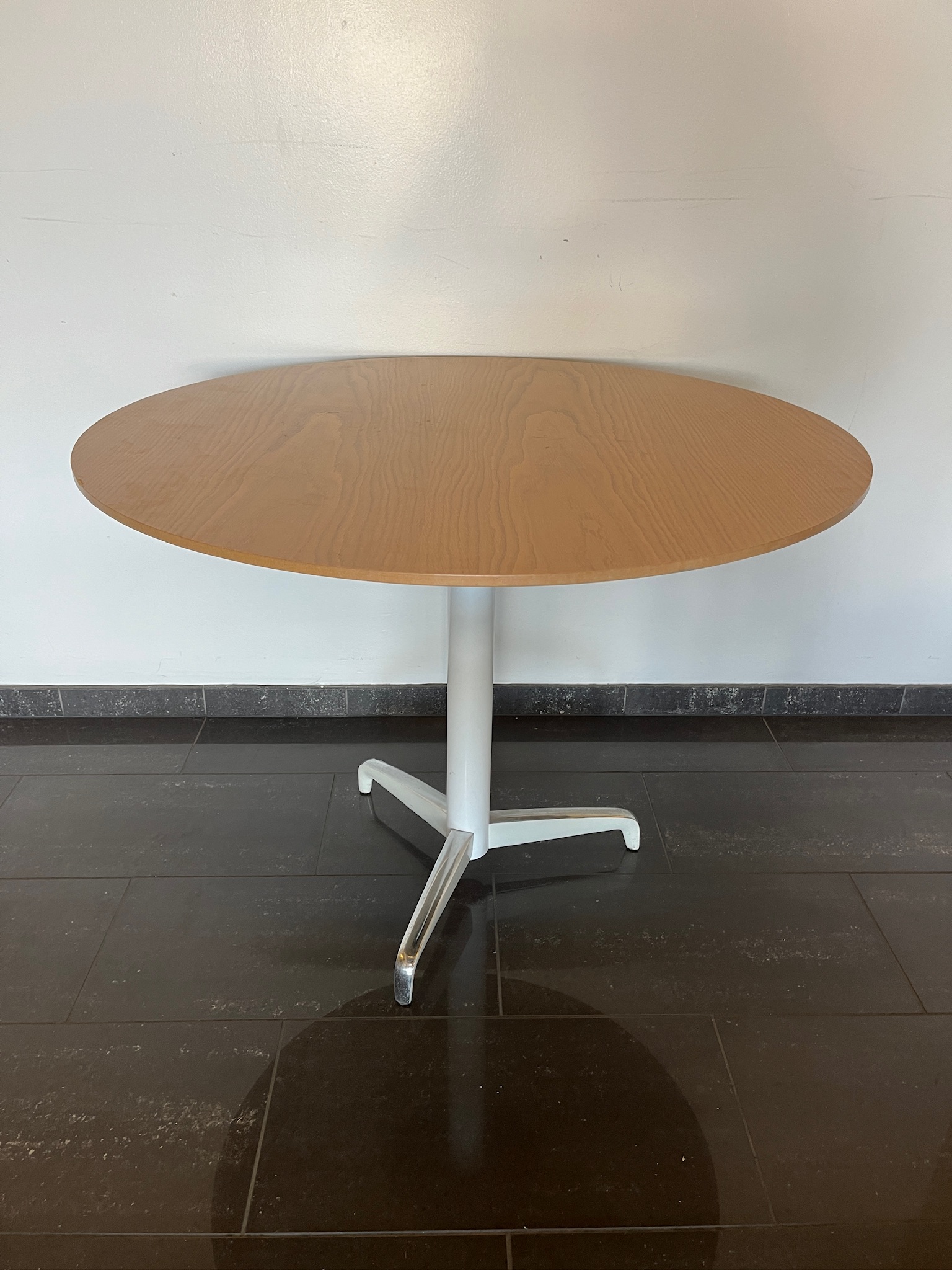 SELT / SOLD Eikar hringborð, B100 x H75 sm.