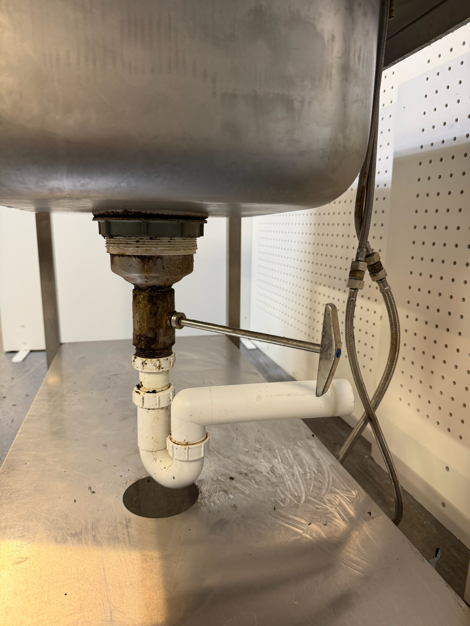 SELT / SOLD Vitrum vaskborð, vinstra megin með blöndunart. frá BVT, B120xD70sm. 6
