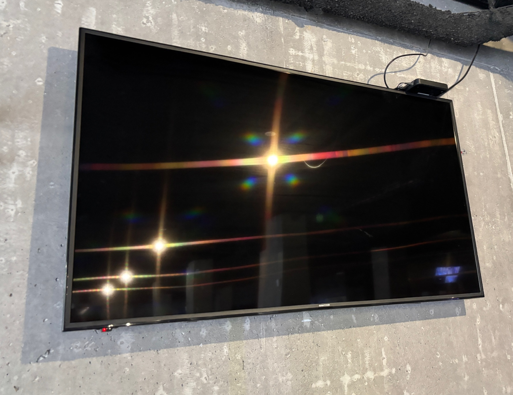 SELT / SOLD United LED sjónvarp með veggfestingu, 65'' (3 stk)