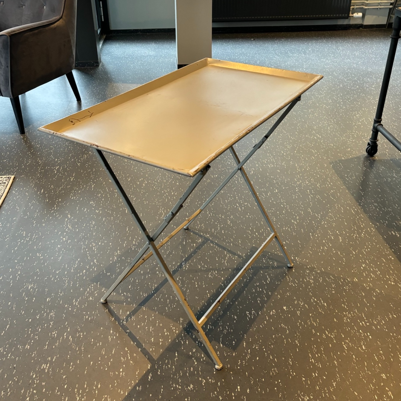 SELT / SOLD Járn teborð