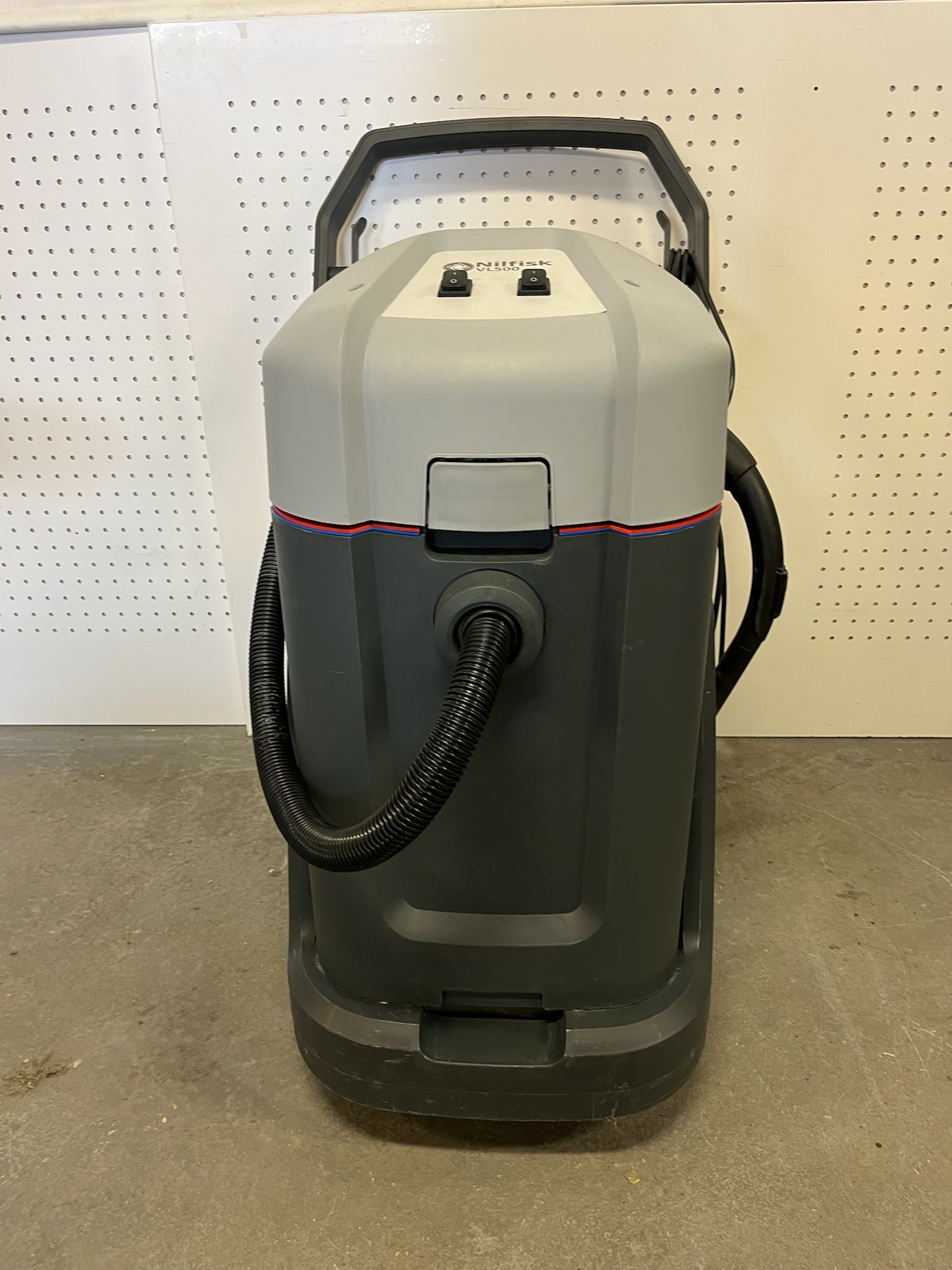 SELT / SOLD Nilfisk Wet & Dry iðnaðarryksuga VL500 2