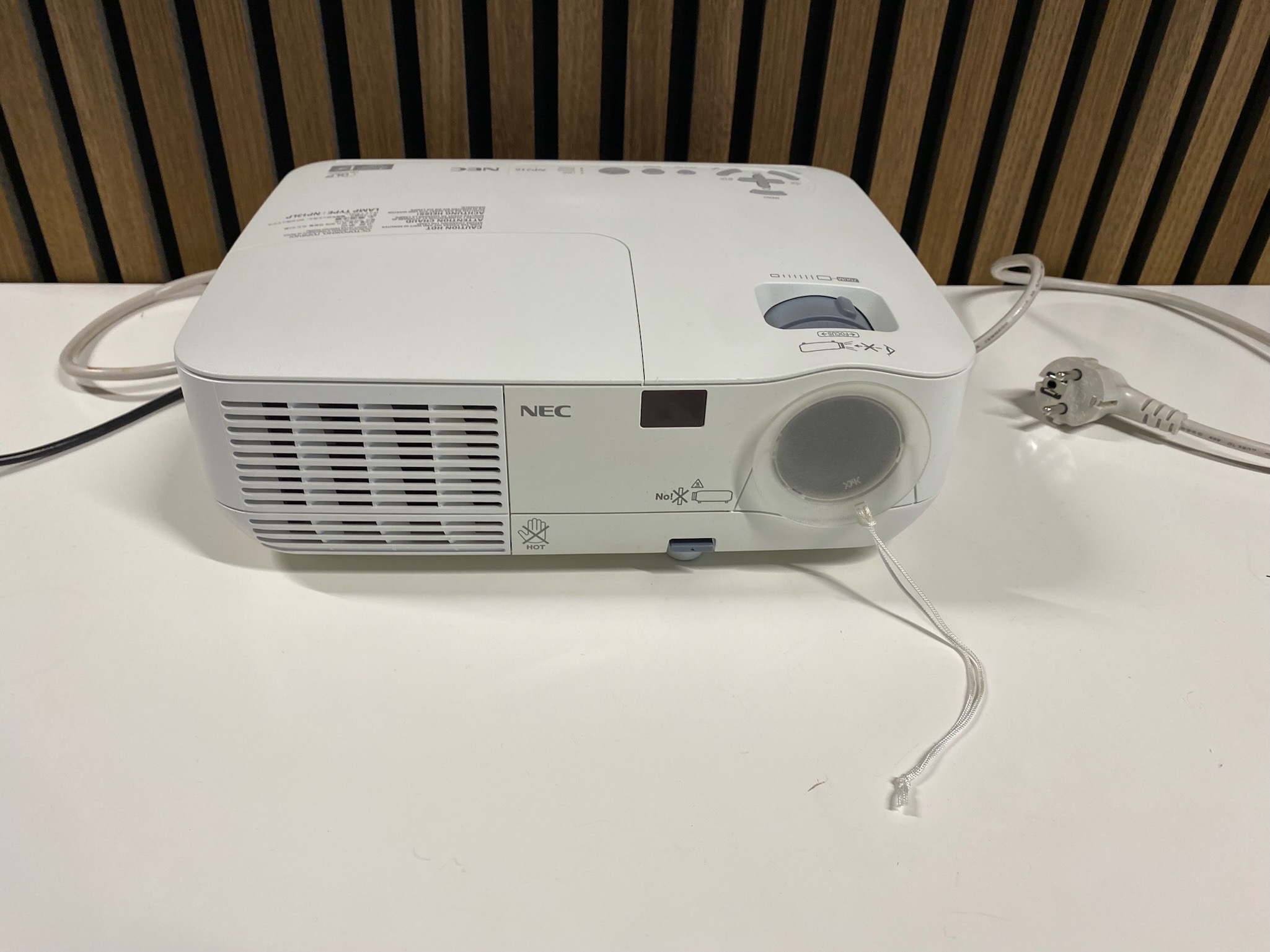 SELT / SOLD NEC NP216 skjávarpi 2