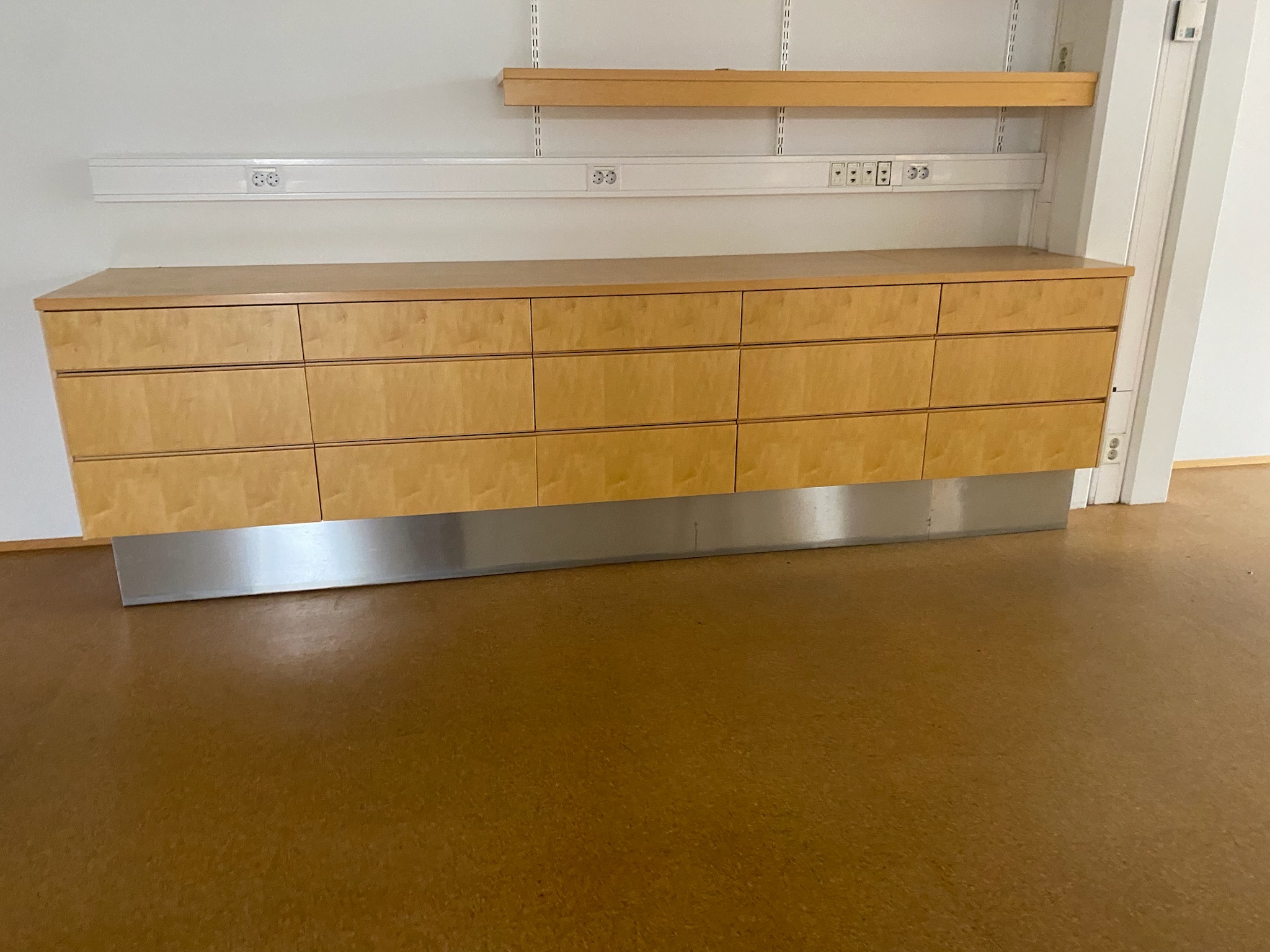 SELT / SOLD Skápainnrétting, B308 x D61 x H90 sm. 2