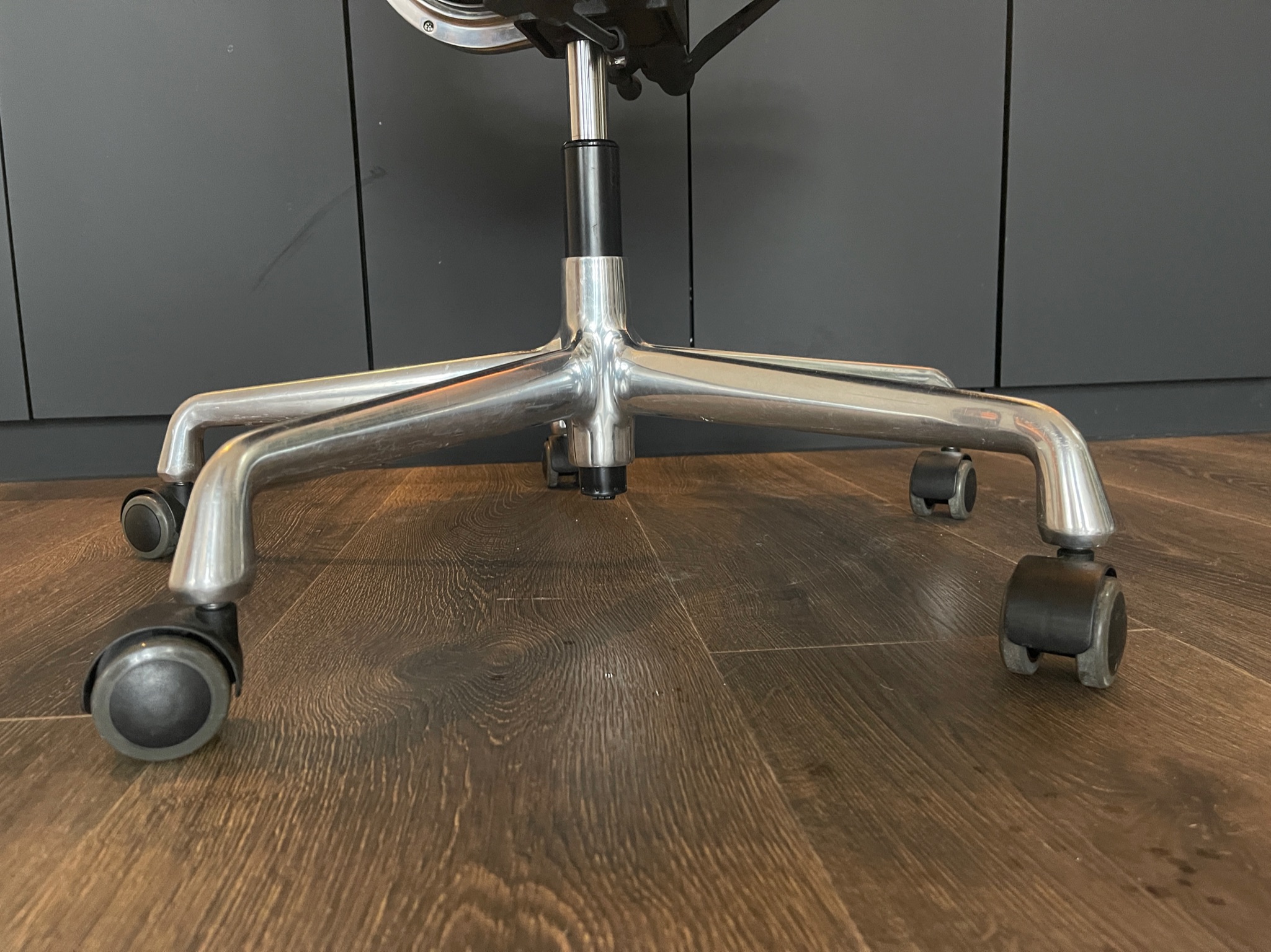 SELT / SOLD Vitra fundarstóll/skrifborðsstóll með 4-arma hjólakrossi 8