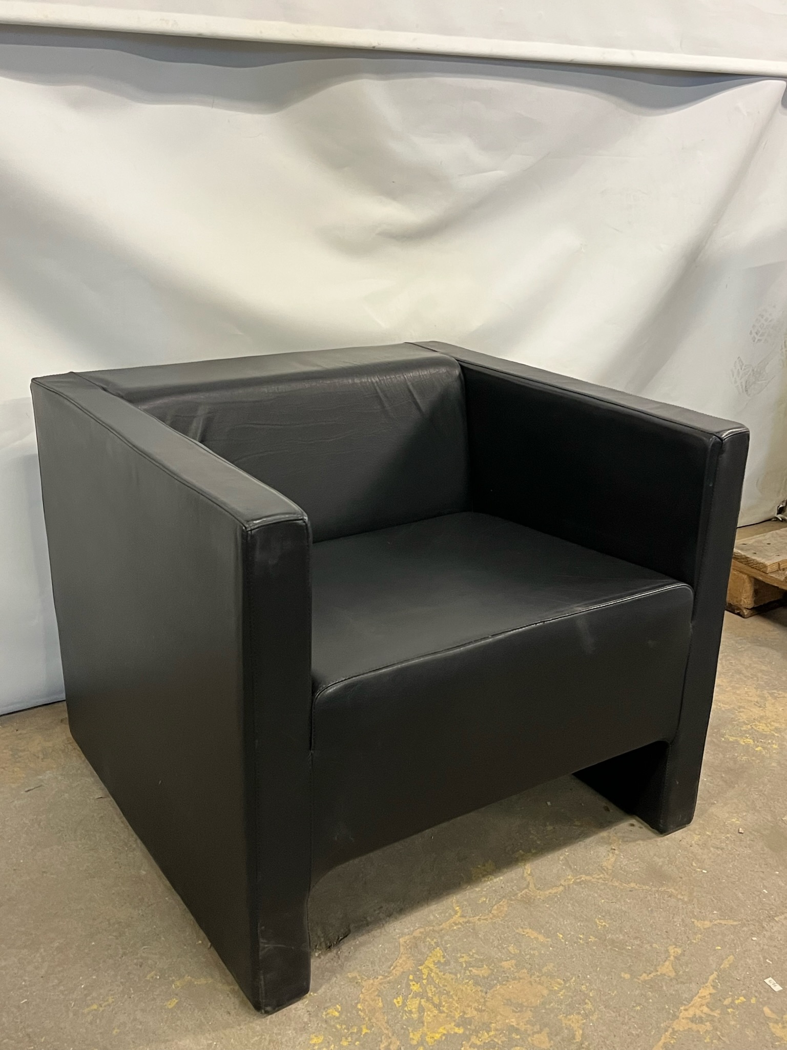 SELT / SOLD Viccarbe leðurarmstóll 2