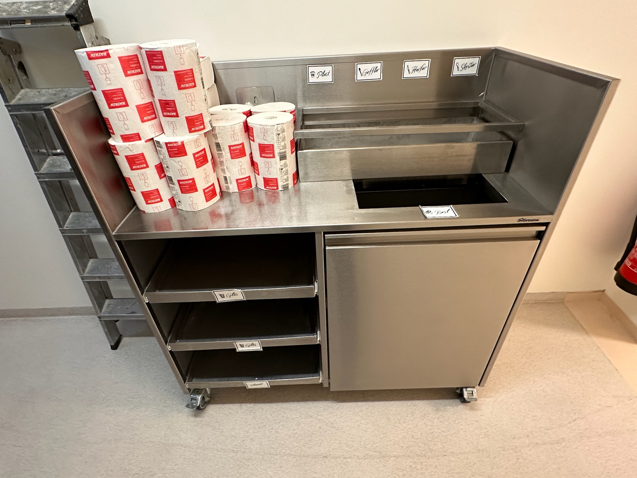 SELT / SOLD Fráleggsborð á hjólum frá Frostverk 2