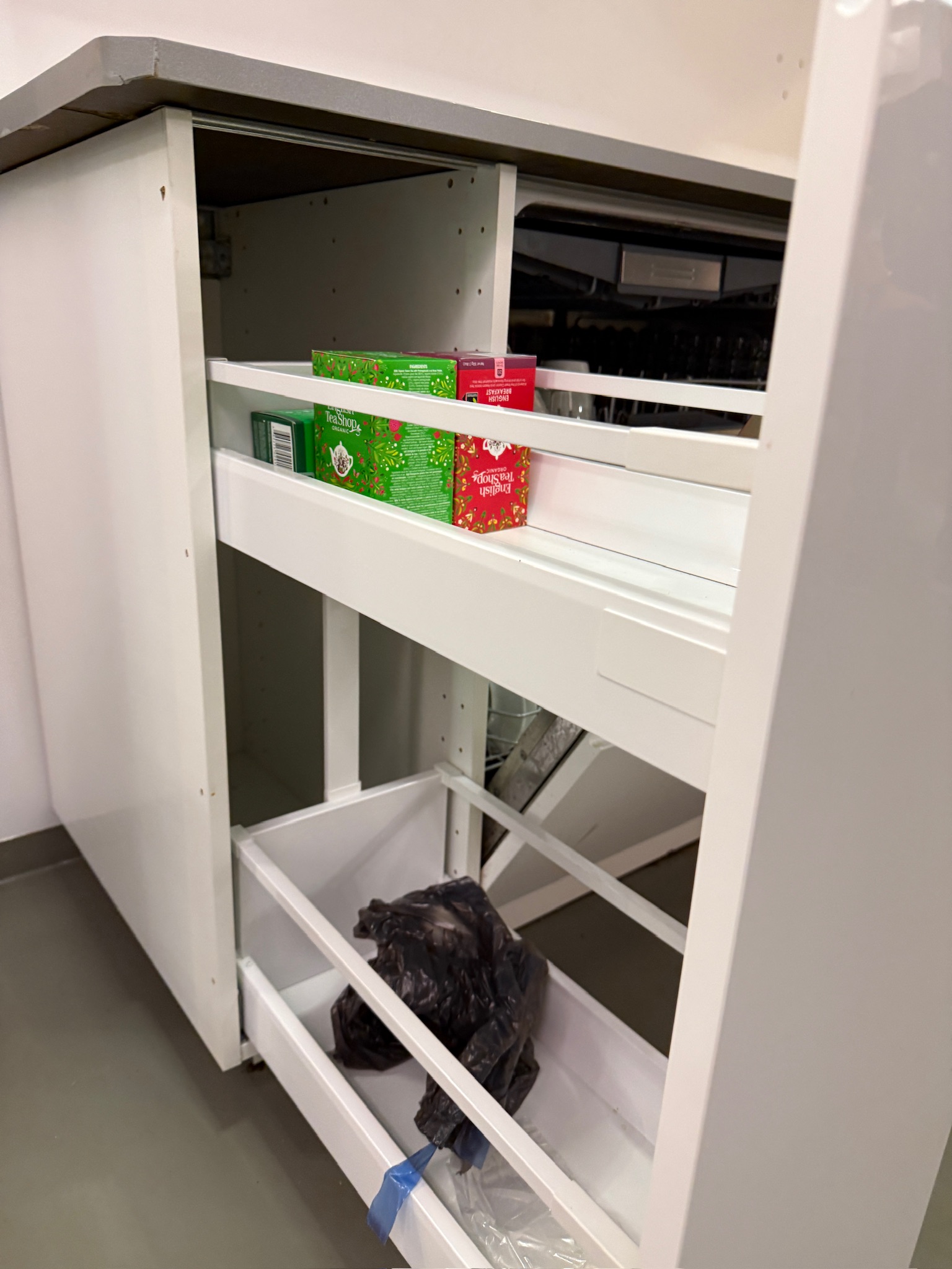 SELT / SOLD - IKEA eldhúsinnrétting með vaski og 2 uppþvottavélum 5