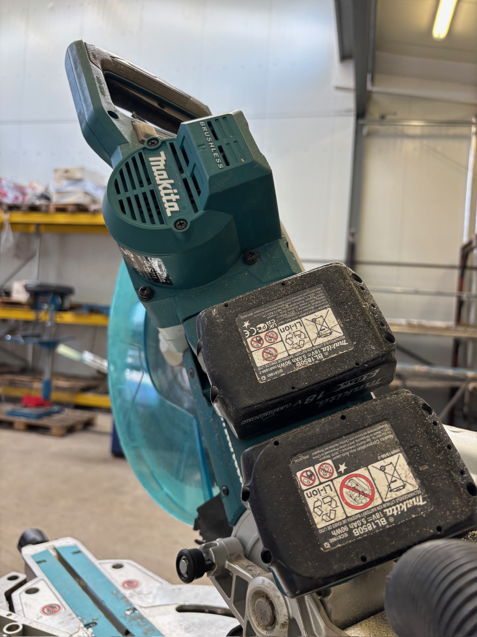 SELT / SOLD Makita bútsög og slípirokkur 10