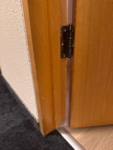 SELT / SOLD Viðarhurðar m pumpu og körmum 8