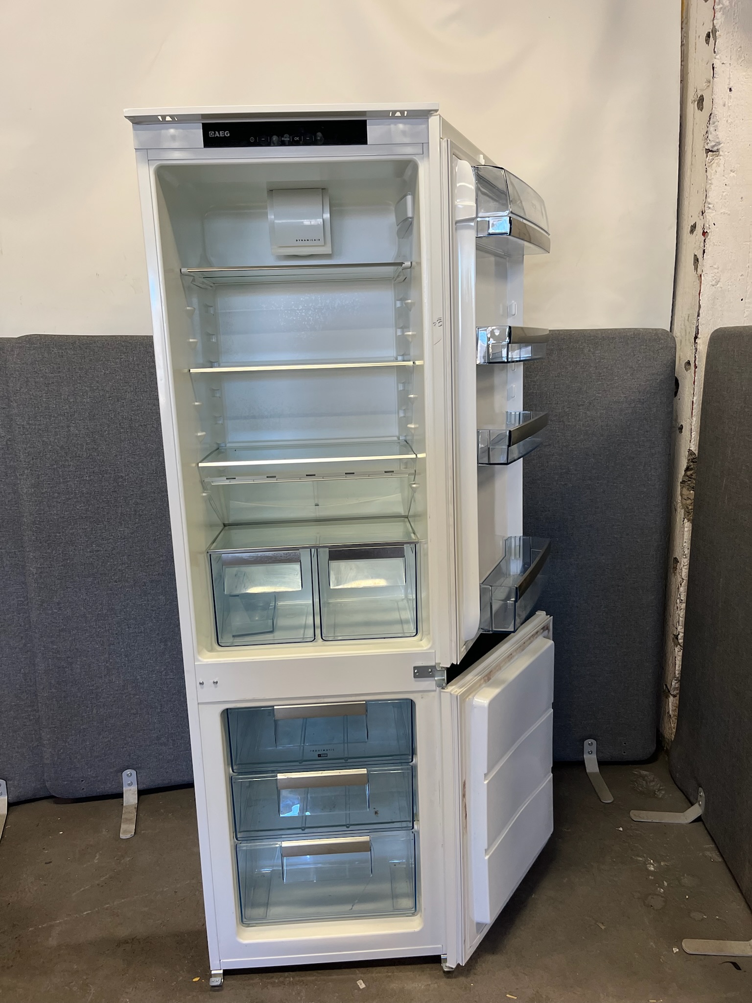 SELT / SOLD AEG kæliskápur með frysti, H179xB54xD52sm. 2