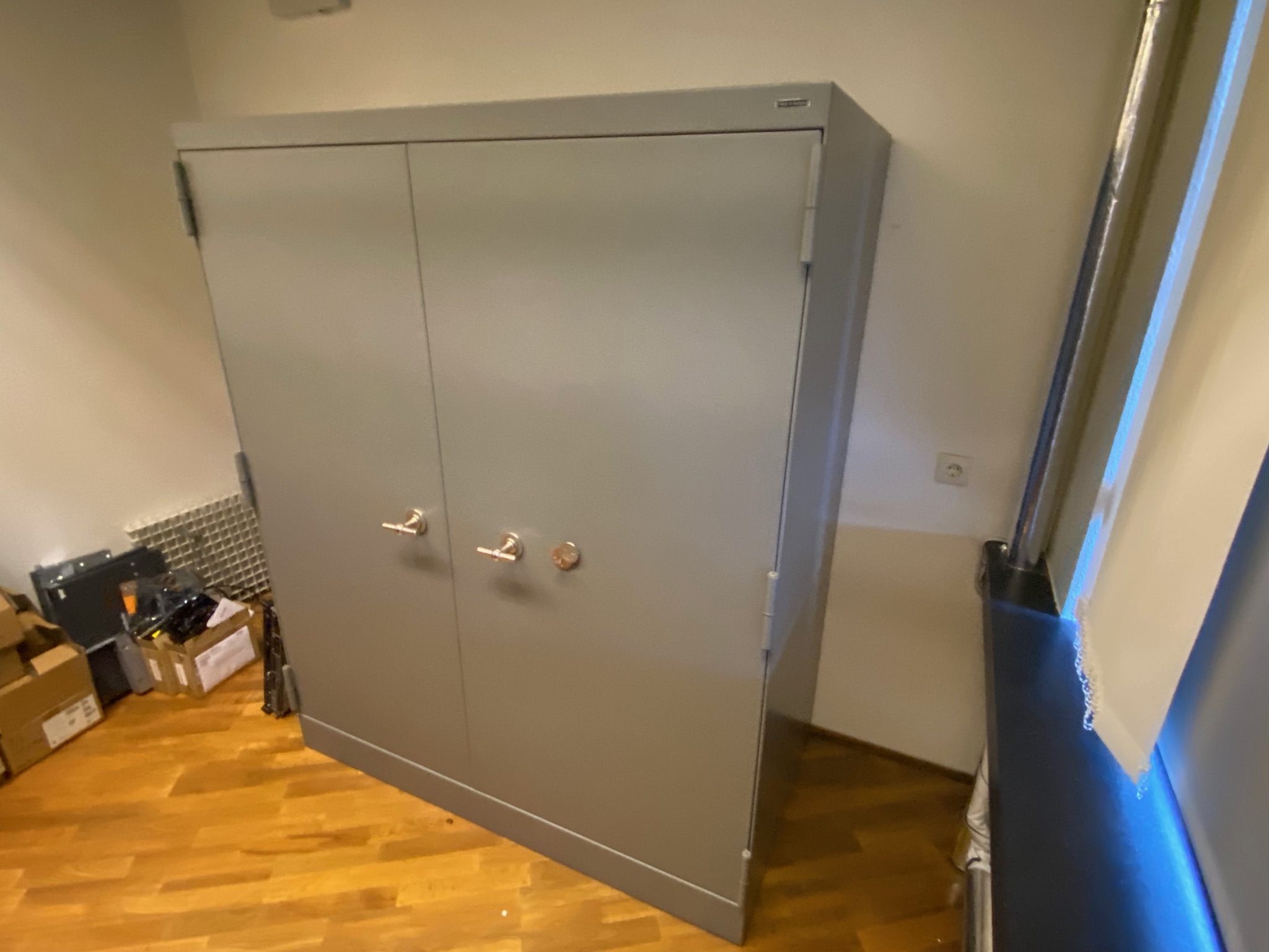 SELT / SOLD Alvöru - Rosengrens byssuskápur - verðmætaskápur, H183;x B149 5