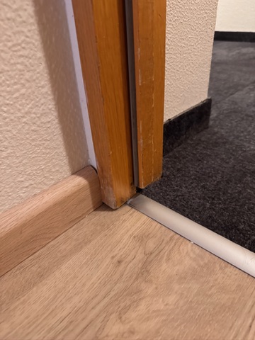 SELT / SOLD Viðarhurðar m pumpu og körmum 9