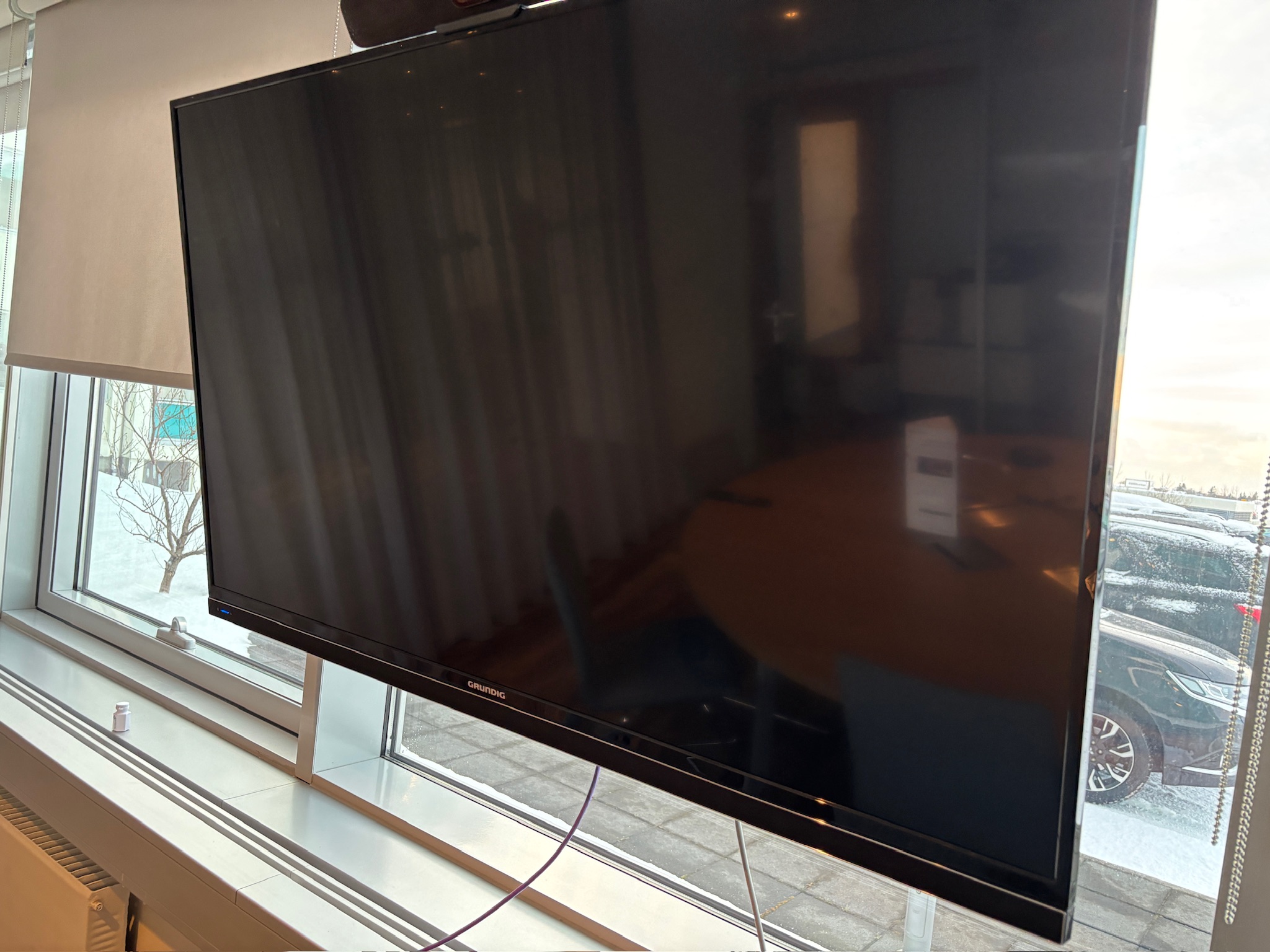 SELT / SOLD - Grundig 55" LED Smart TV með loftafestingu (2 stk)