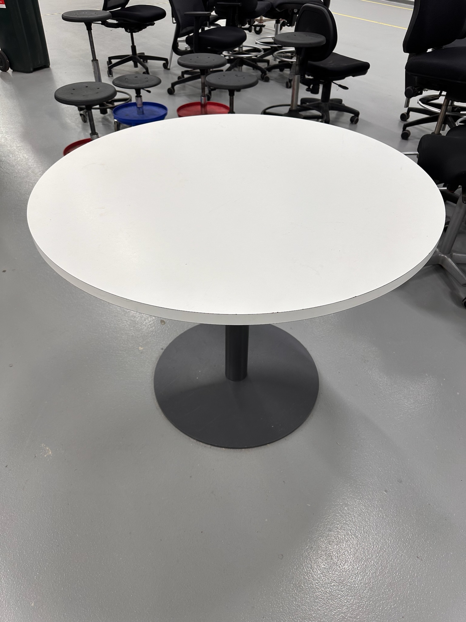 SELT / SOLD - Hringborð hvítt 100 sm. á traustum fæti