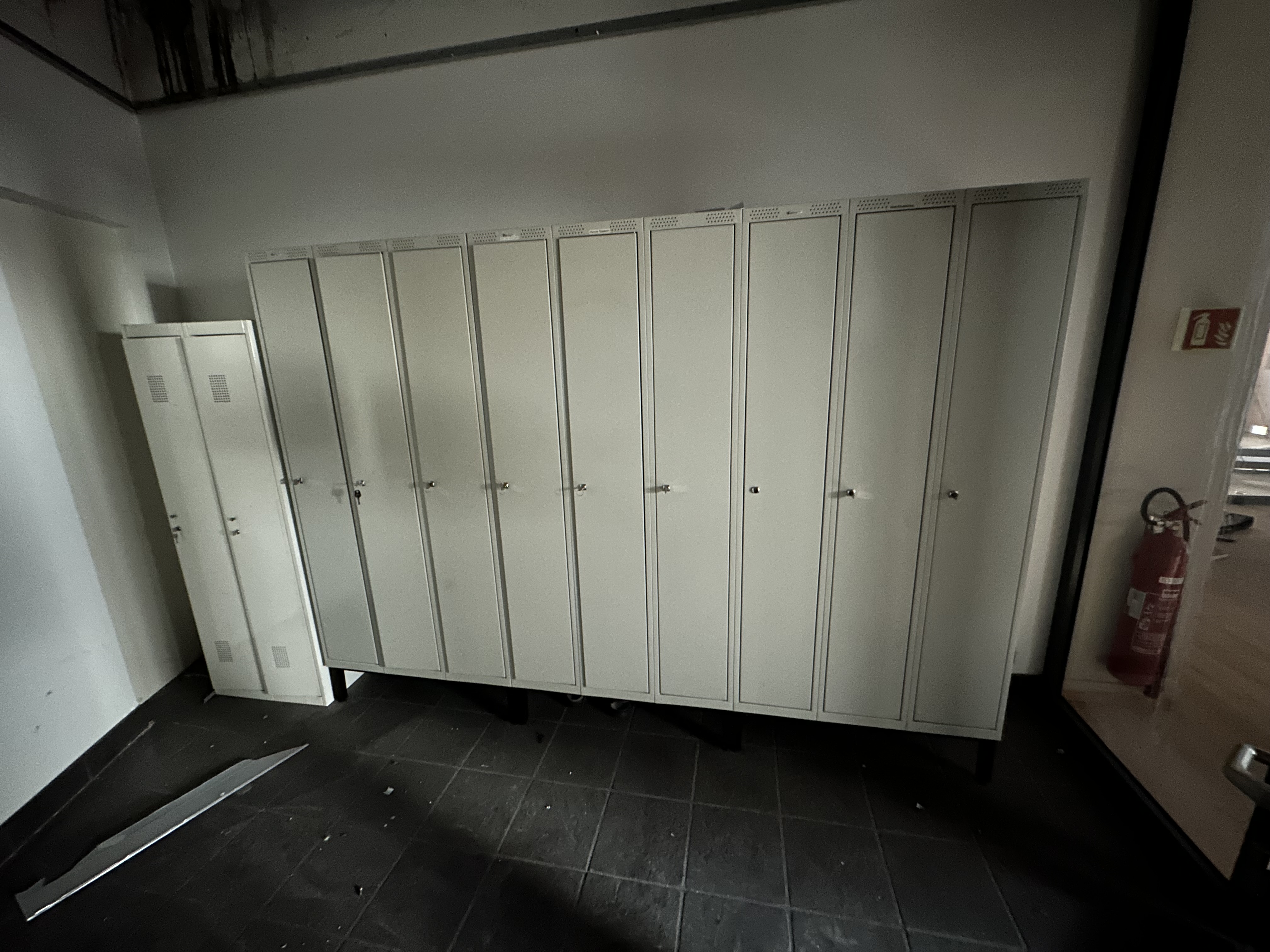 SELT / SOLD - Starfsmannaskápar - Metal Design -