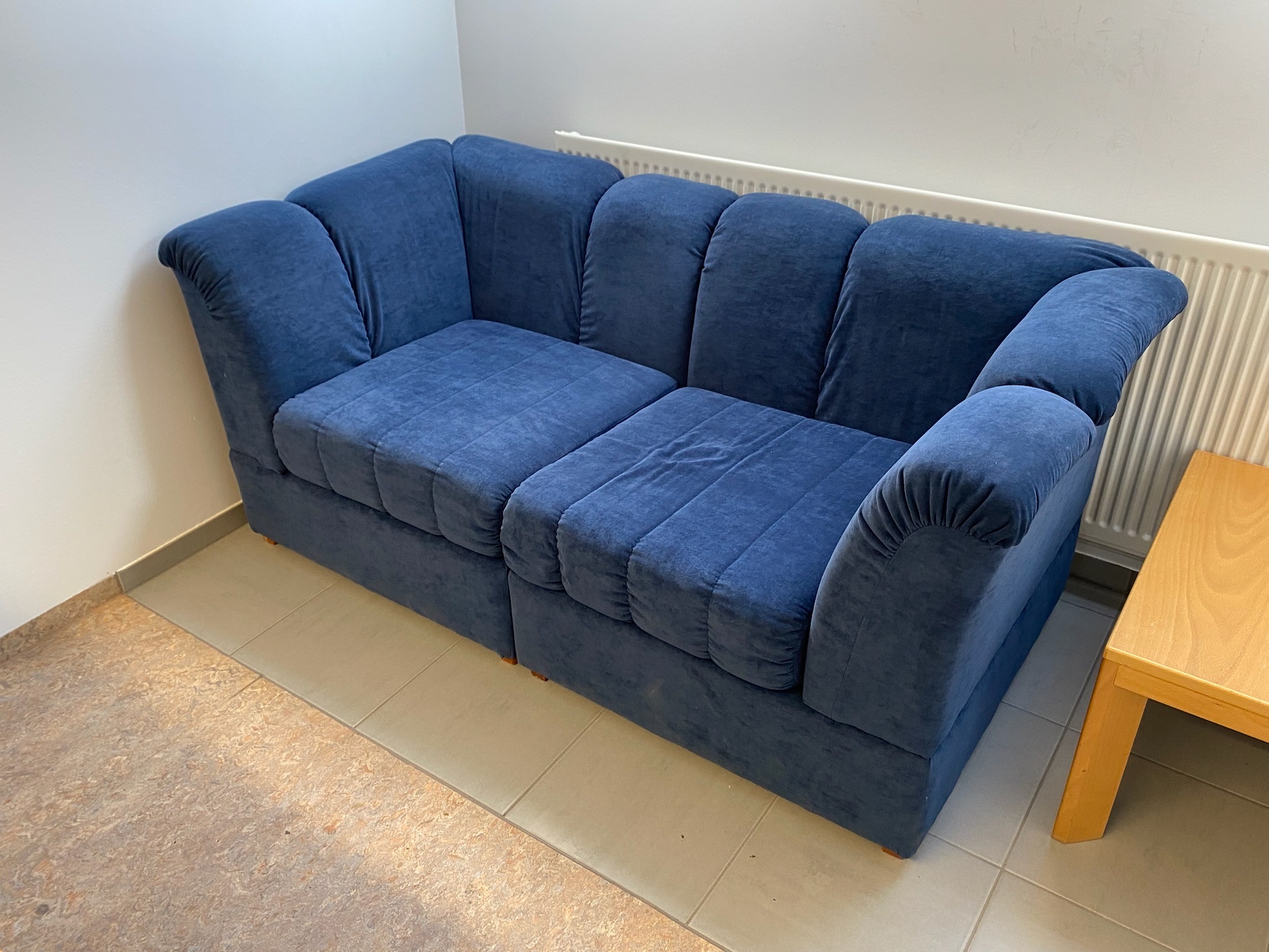 SELT / SOLD Velvet blár sófi 2ja manna 2