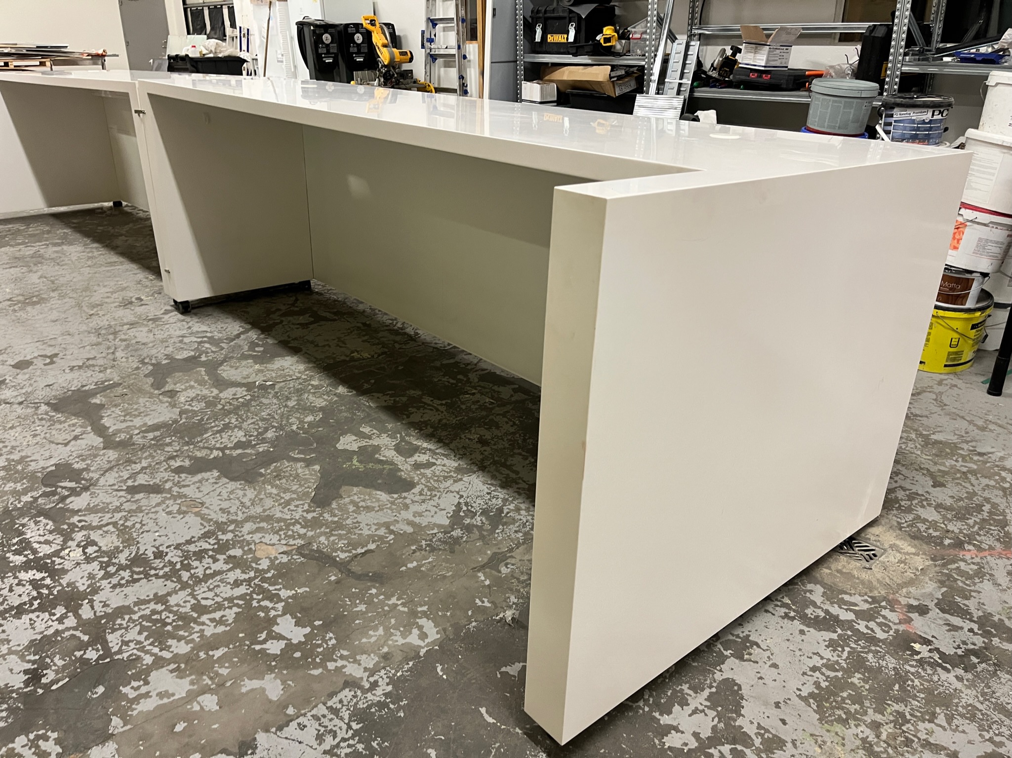 SELT / SOLD Vandað móttökuborð - 6m á breidd 7
