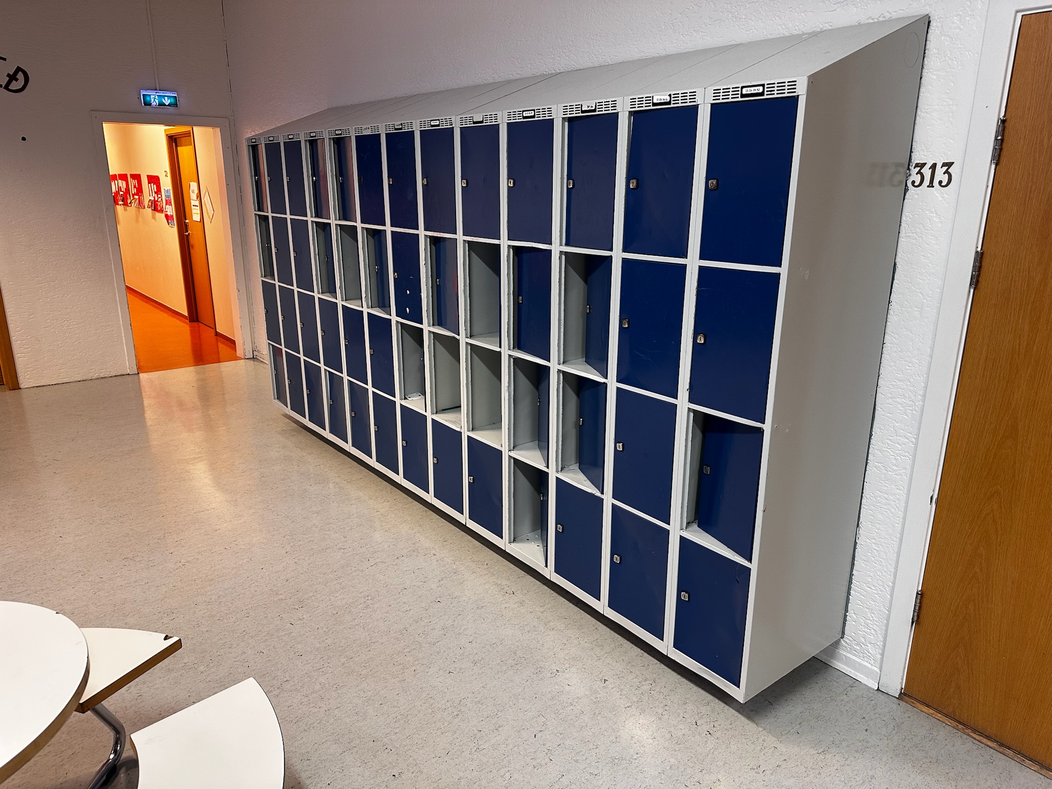 SELT / SOLD Starfsmannaskápar - munaskápar
