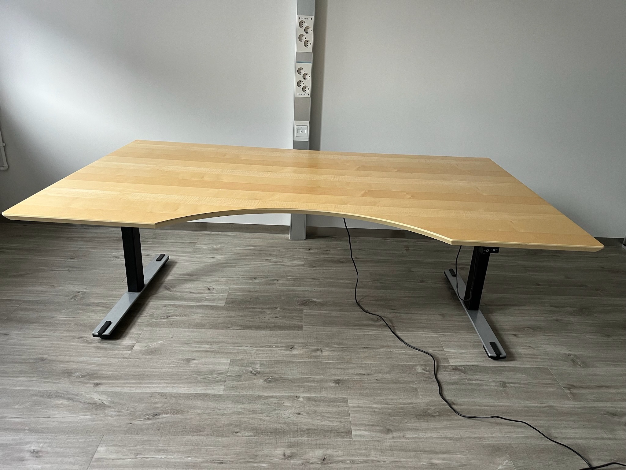 SELT / SOLD Dencon rafmagnsborð frá Pennanum, B180xD110 sm. 2