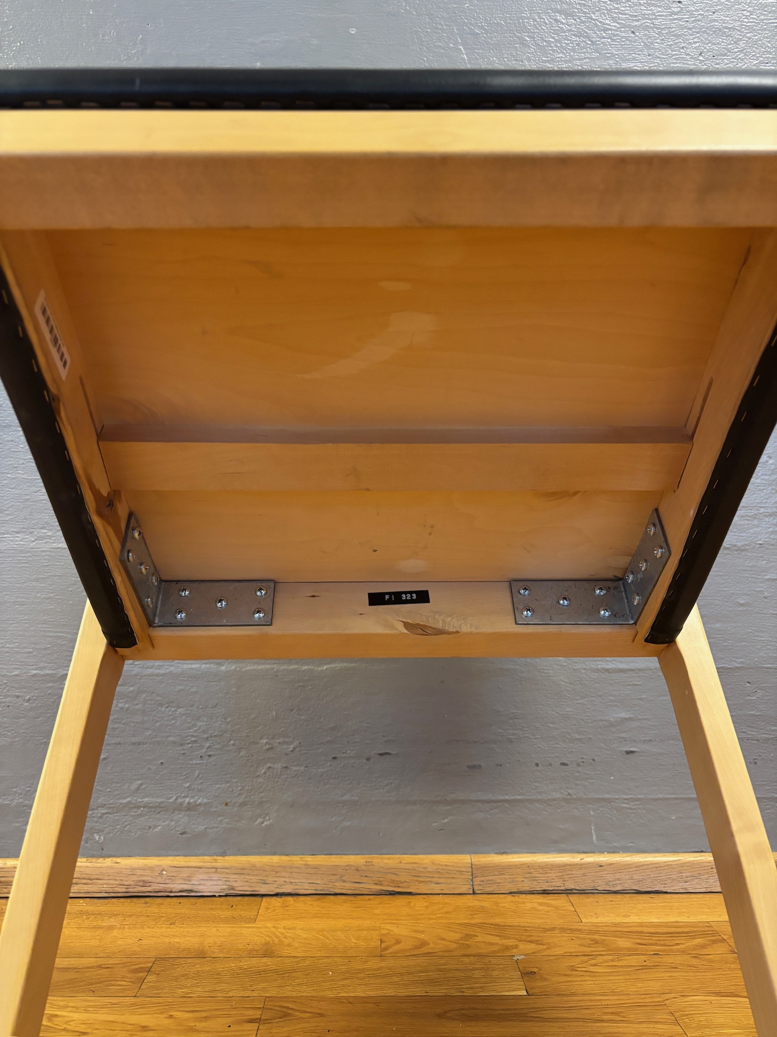 SELT / SOLD - Alvar Aalto stólar 611, birki - svartur - leður - Artek (26 stk.) 9