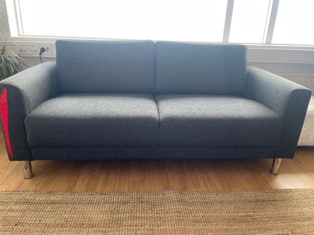 SELT / SOLD Tausófi, grár með króm fótum 2