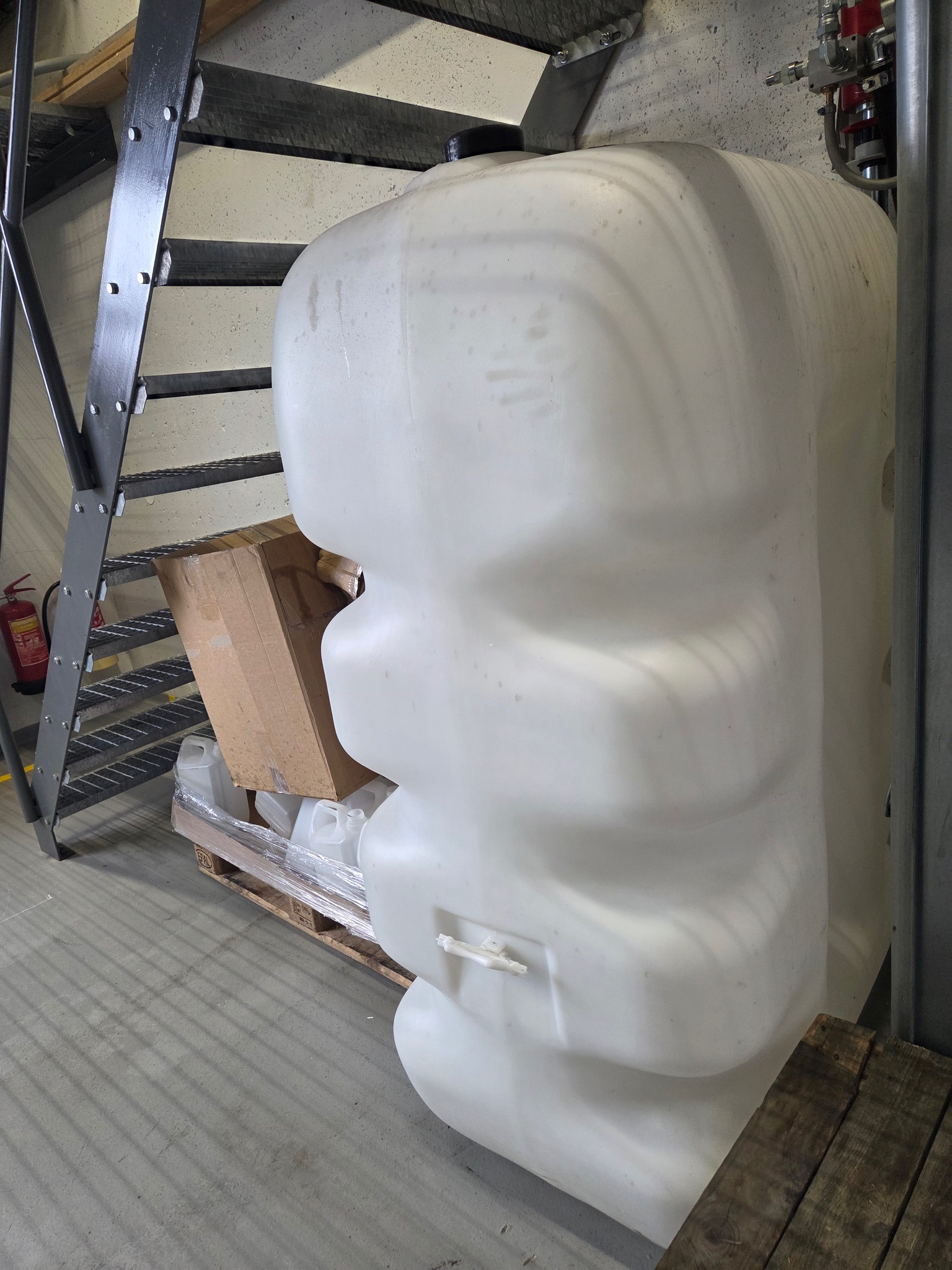 Olíutankur úr HPDE plasti, 1000L (1 stk.) 8