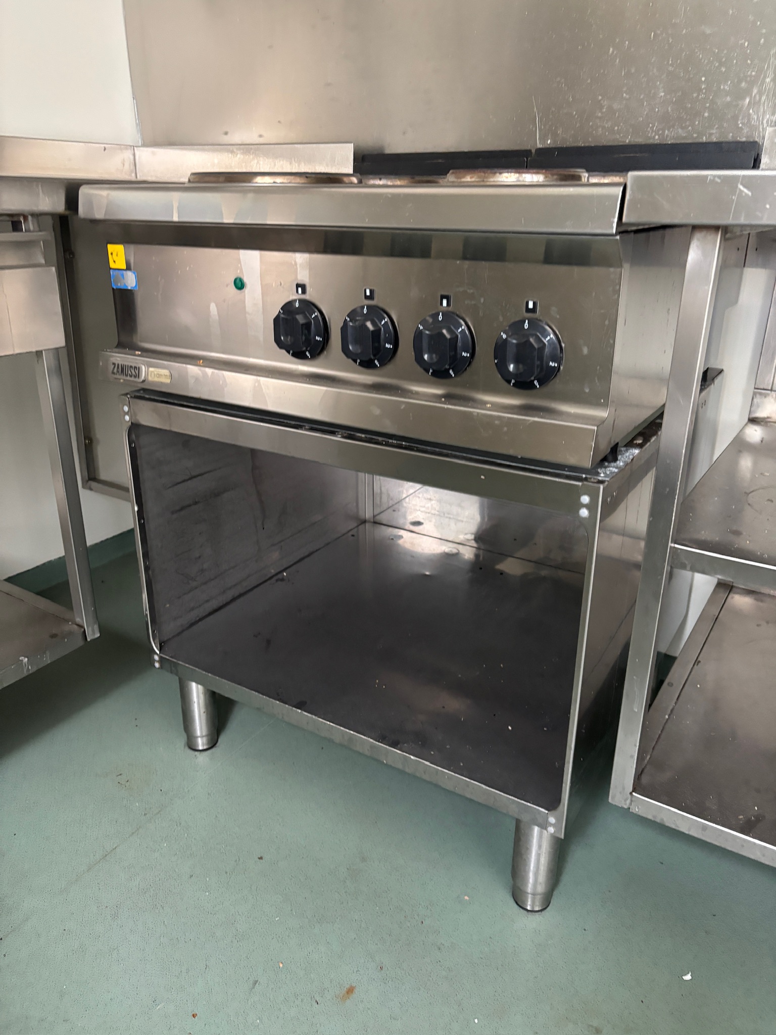 SELT / SOLD Zanussi helluborð m.undirborði 2