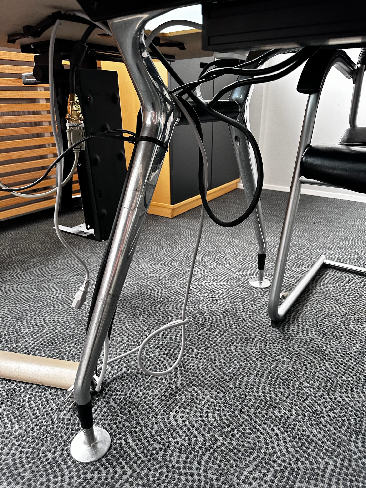 SELT / SOLD Vitra fundarborð frá Pennanum, 8-10 manna, L280 x B100 x H74 sm. 9