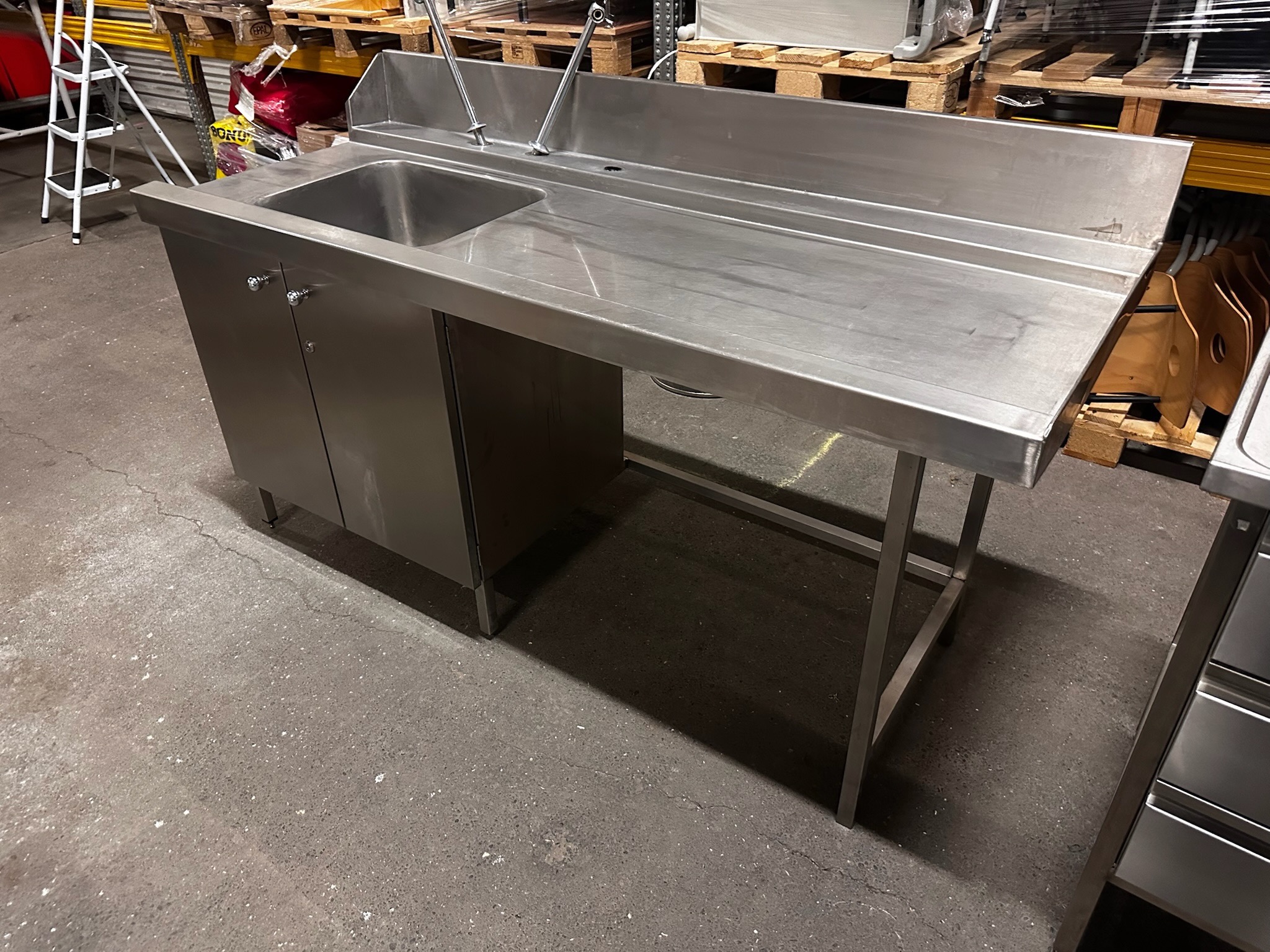 SELT / SOLD Stálborð með vask og kanti L180 x B70 x H90 sm. 3
