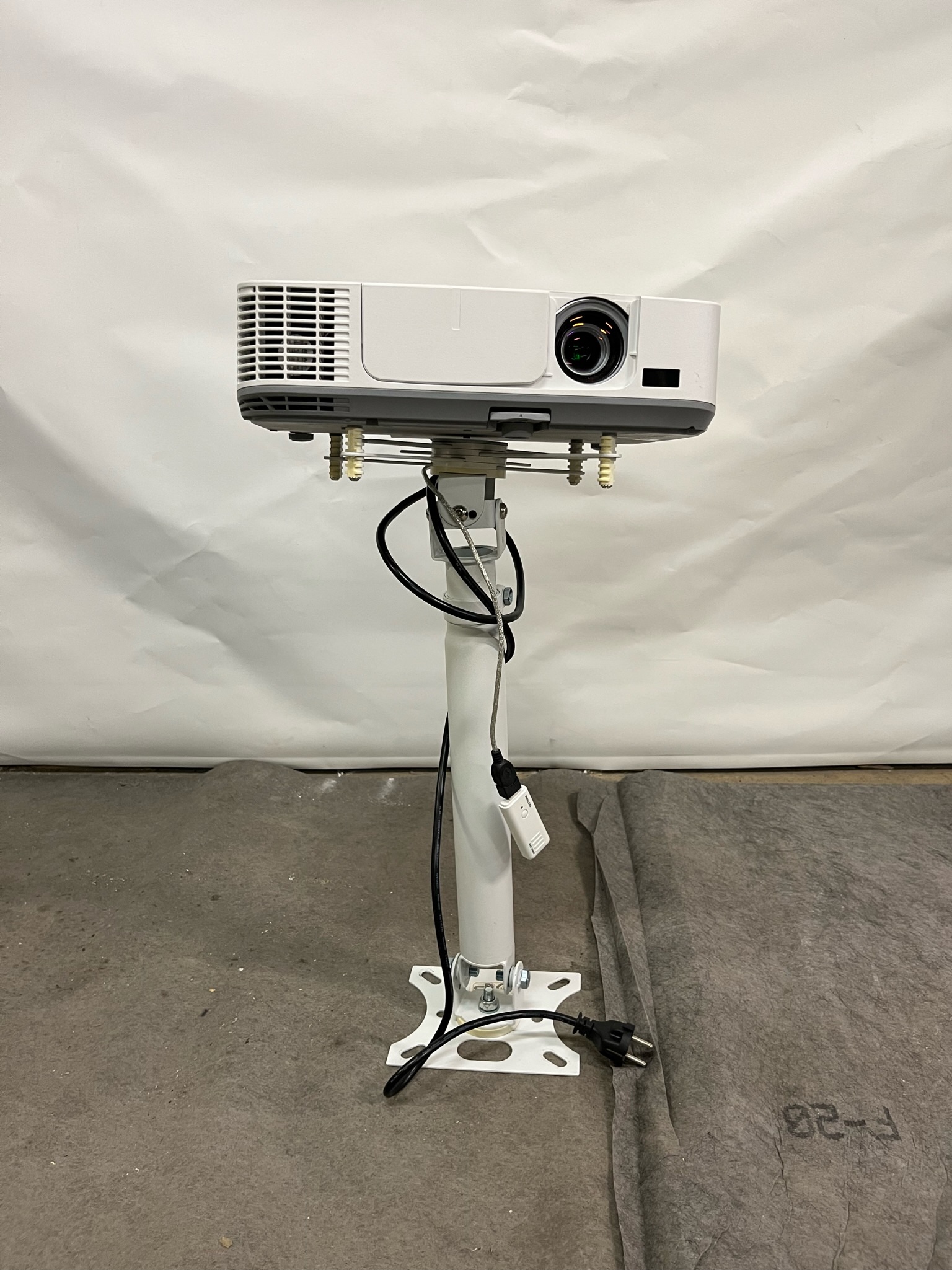 SELT / SOLD NEC M230w skjávarpi ásamt loftafestingu