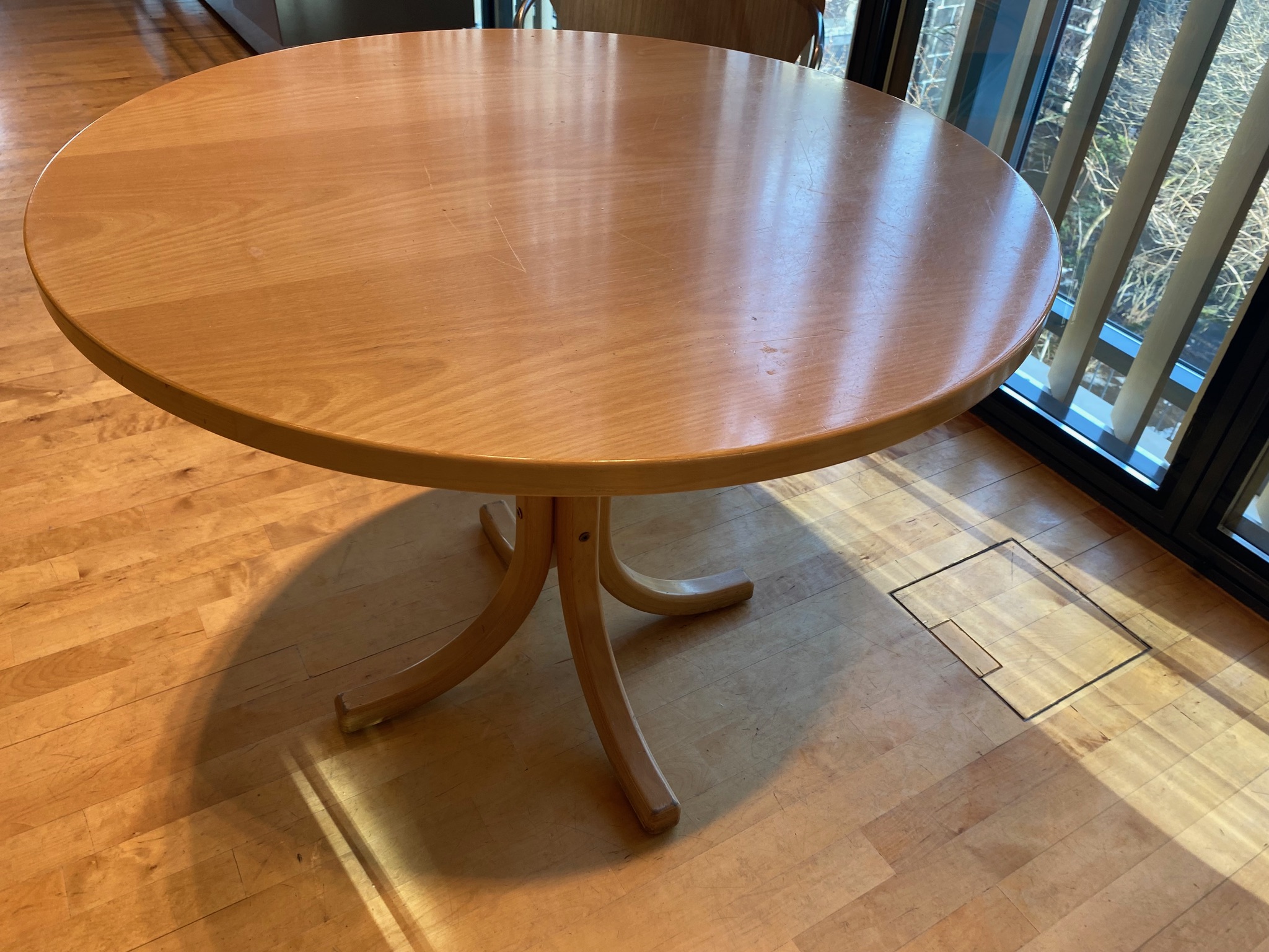 SELT / SOLD Hringborð, B95 x H74 sm. - Alþingi