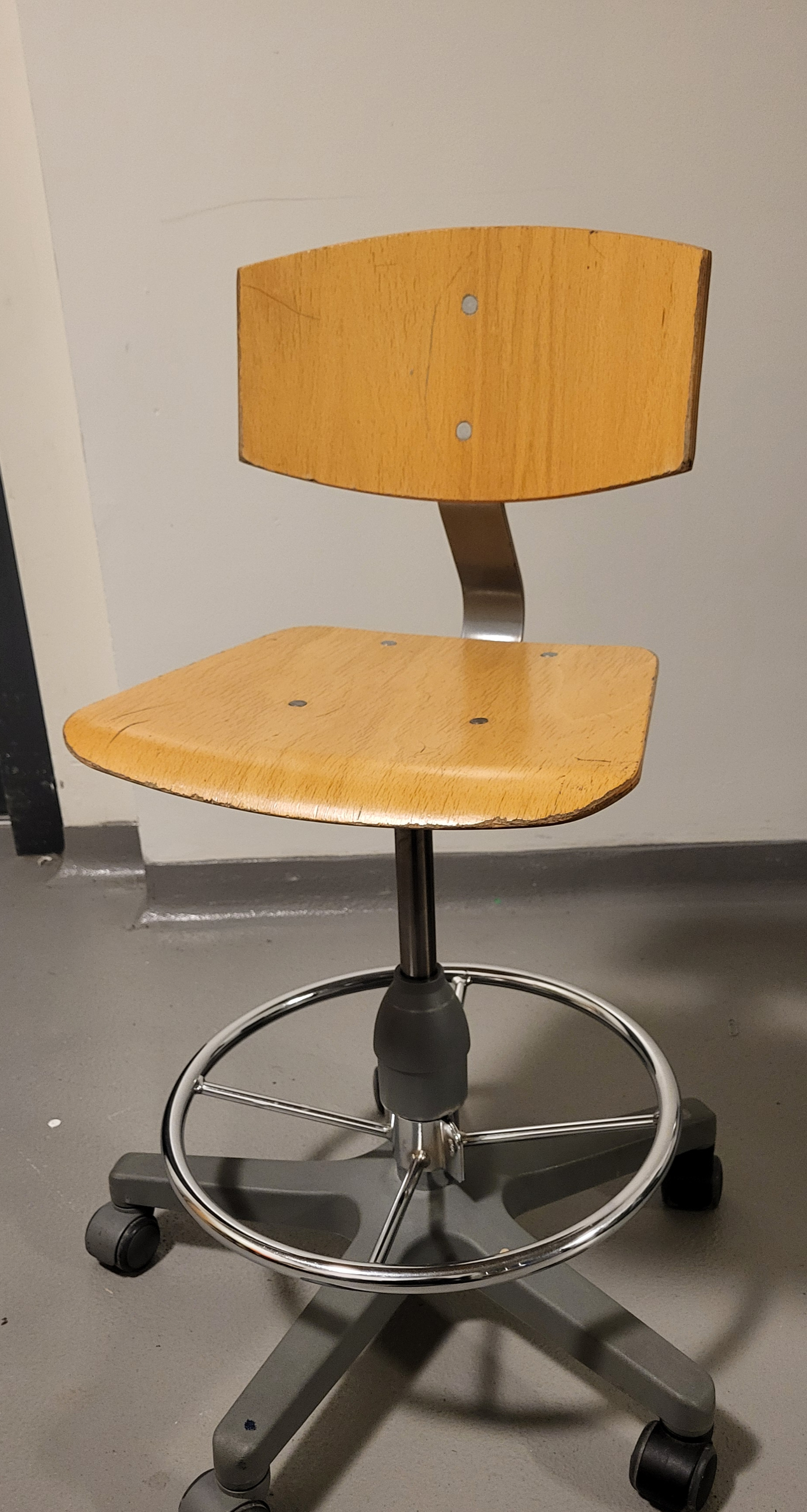 SELT / SOLD Viðarstólar á hjólum með pumpu frá Á. Guðmundsson (64 stk.)