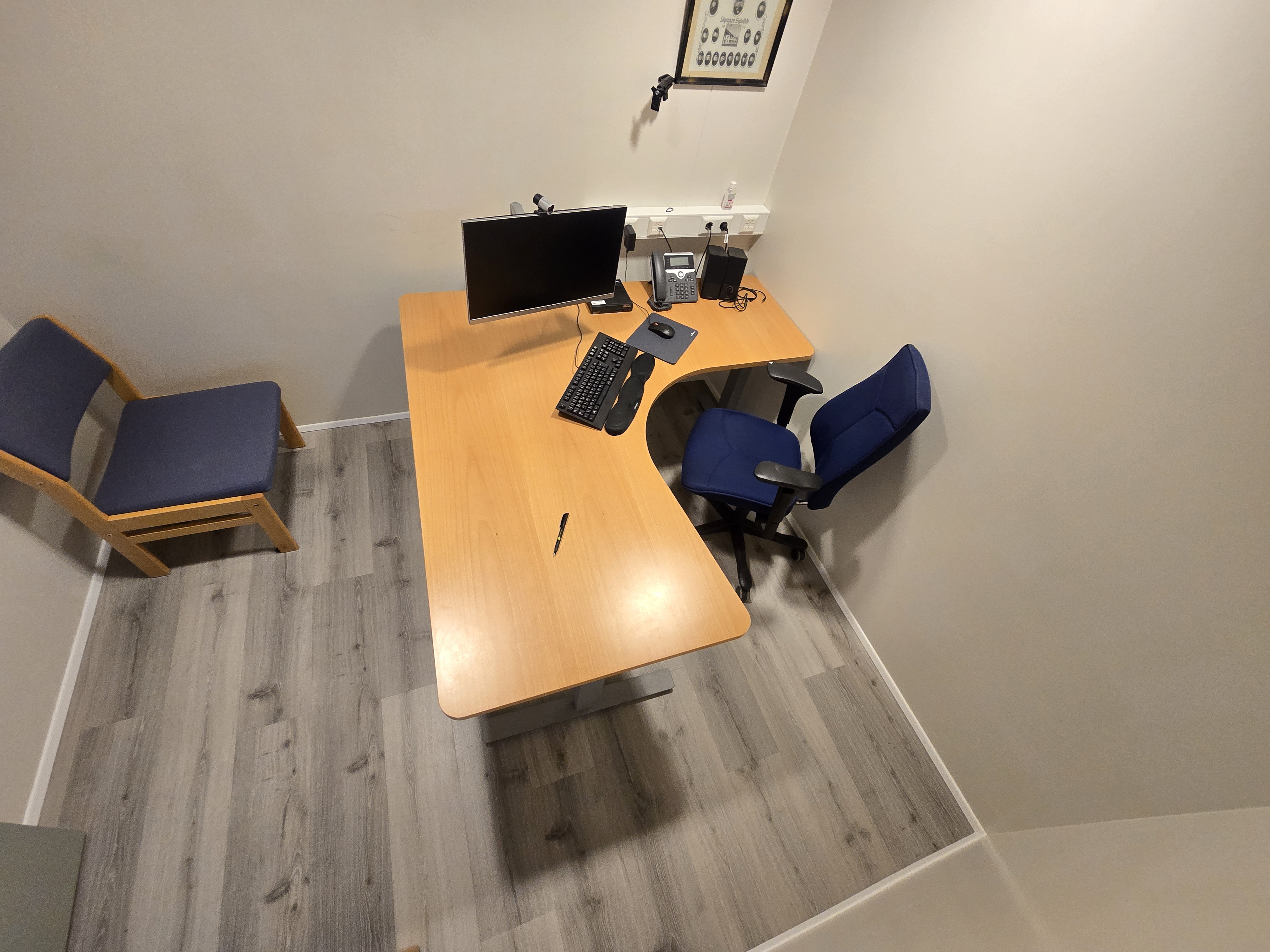 SELT / SOLD Nýleg rafmagnsborð frá Pennanum B160xD160sm. - Siglufjörður 2