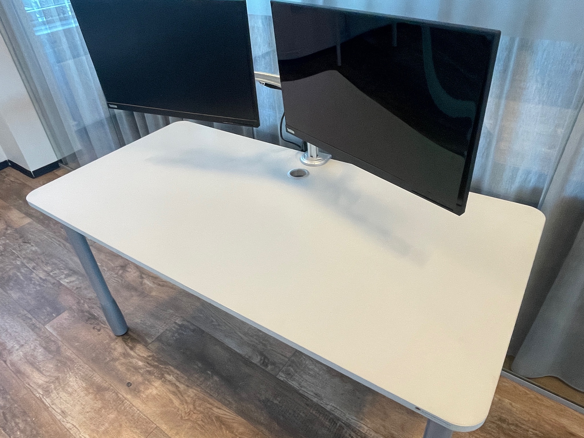 SELT / SOLD Vinnuaðstaða - Skrifborð ásamt 2 skjáum á armi, B140xD70 sm. 2