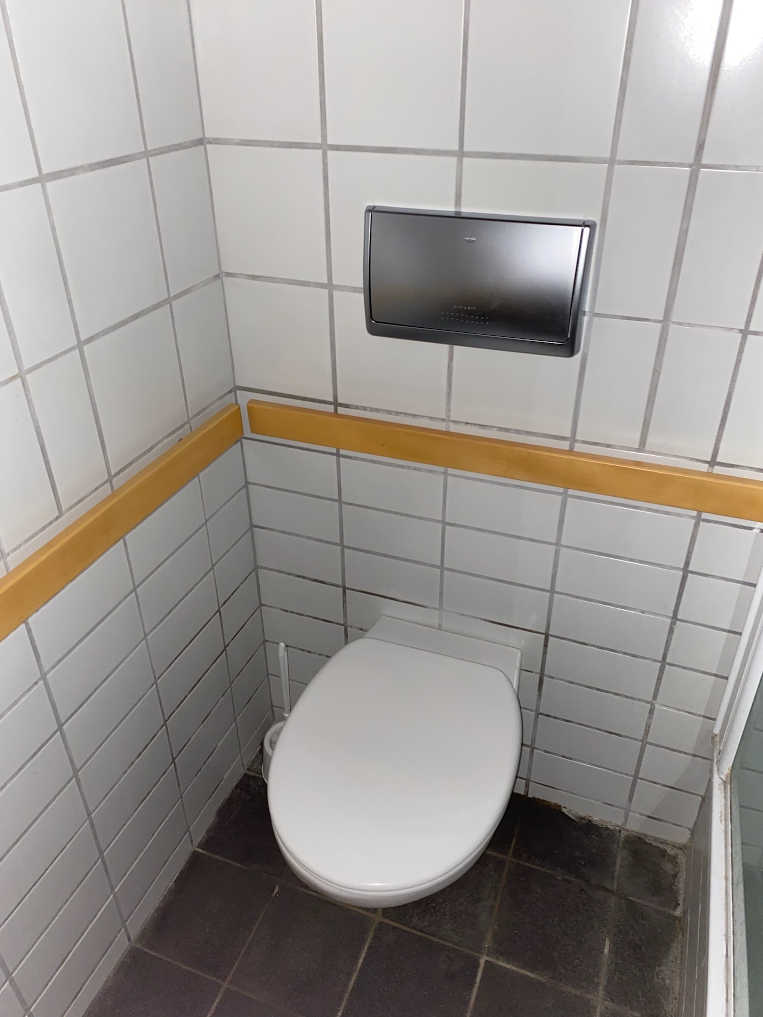 SELT/SOLD WC / vegghengt salerni, kassi og takkar (13 stk.)