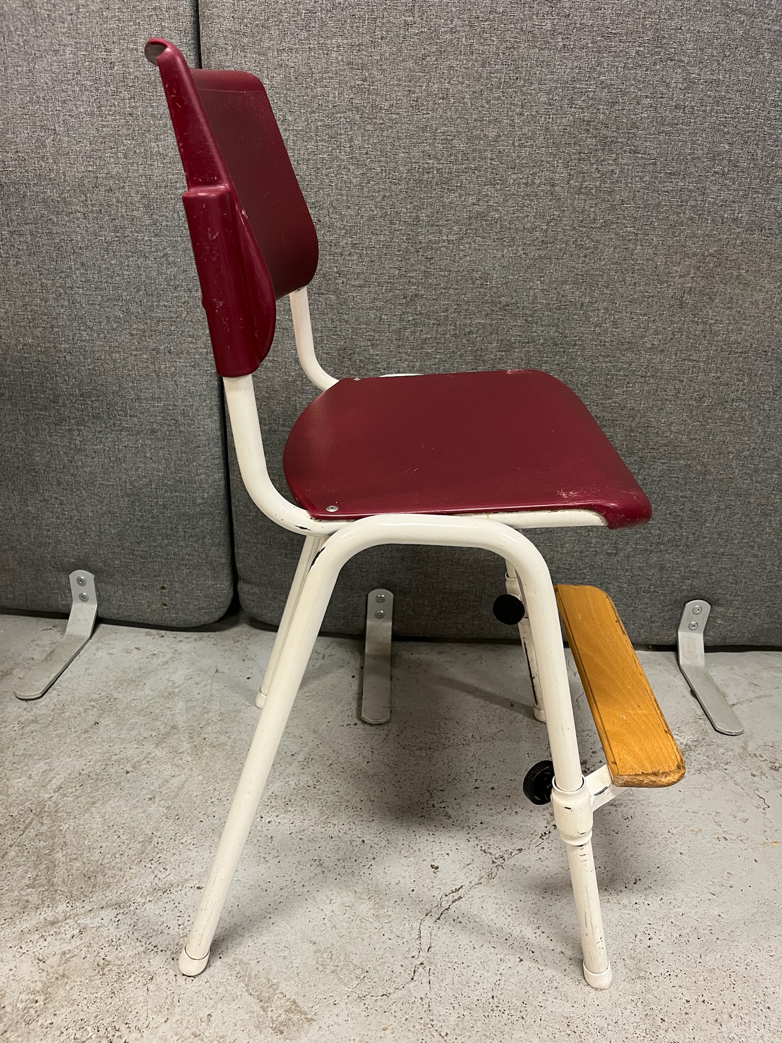 SELT / SOLD Sterkbyggður skólastóll (41 stk.) 2