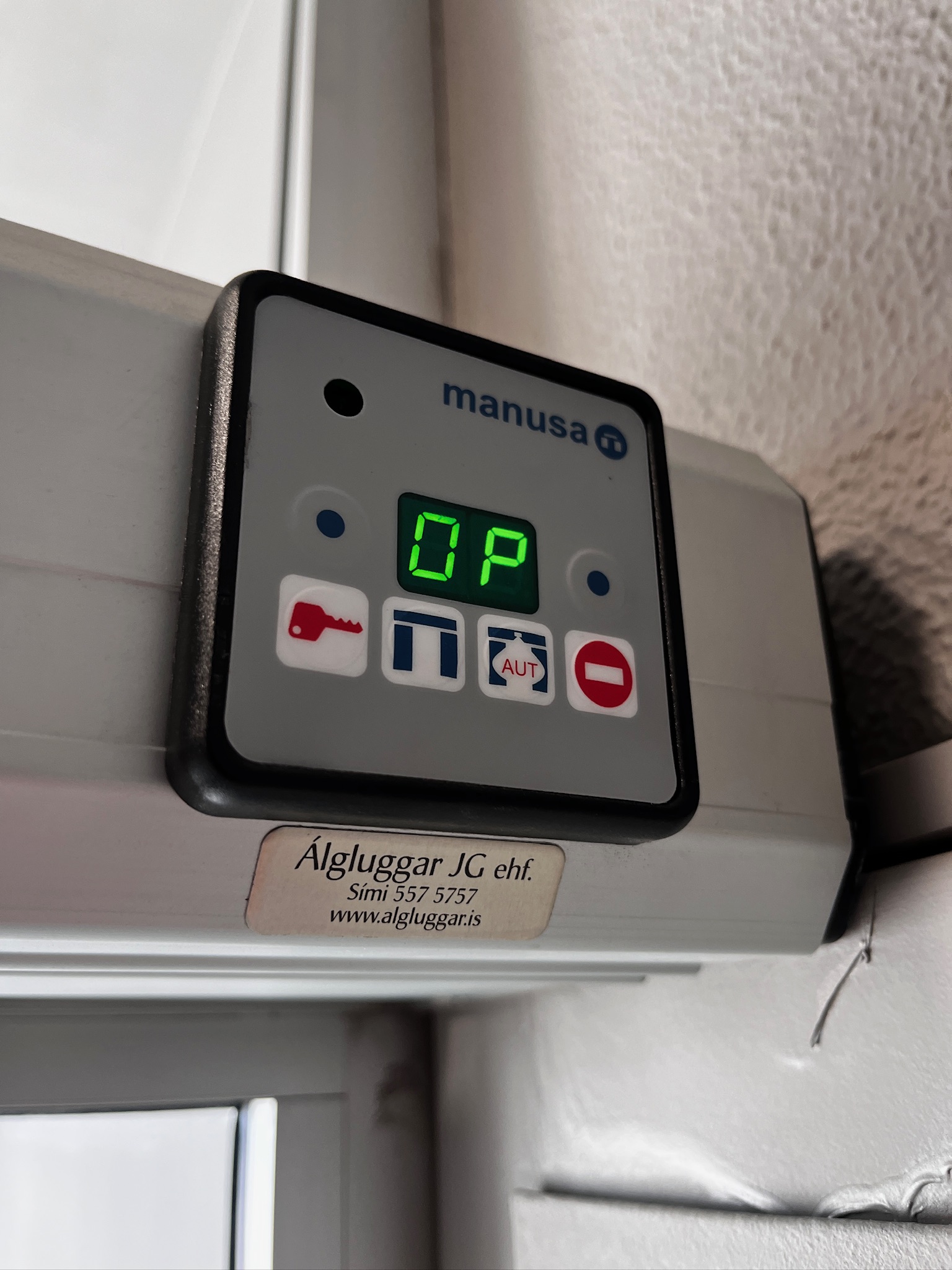 SELT / SOLD - Tvöföld rafmagnsrennihurð - hurð með rafmagnsopnun H262 x B290 5