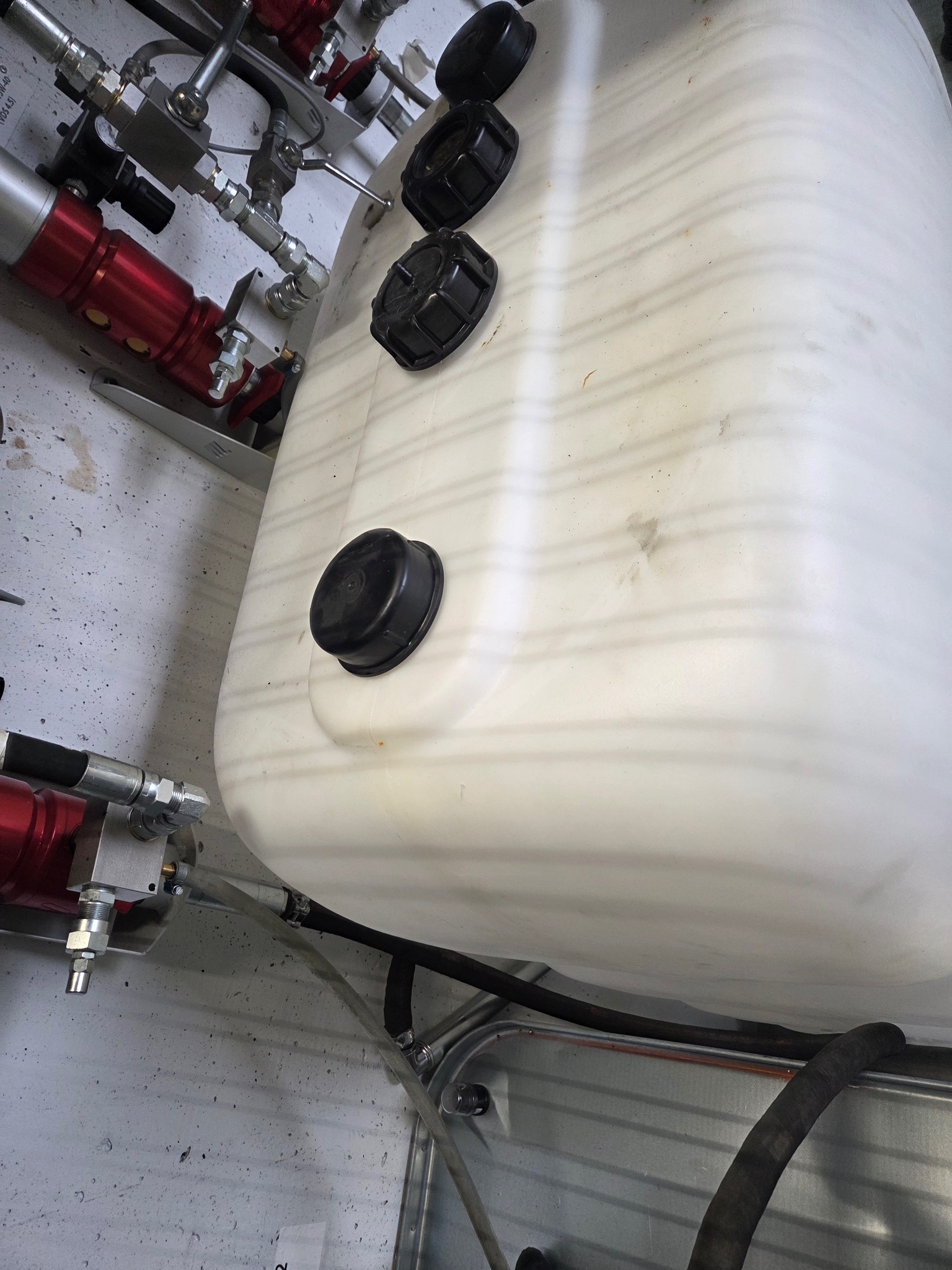 Olíutankur úr HPDE plasti, 1000L (1 stk.) 9