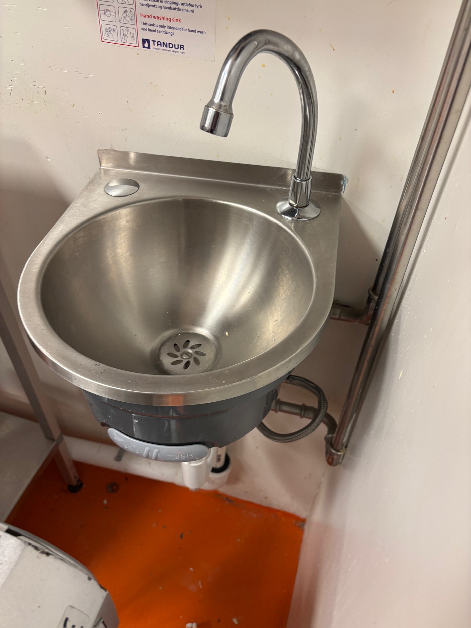 SELT / SOLD Stálhandlaug m/hnéhnappi