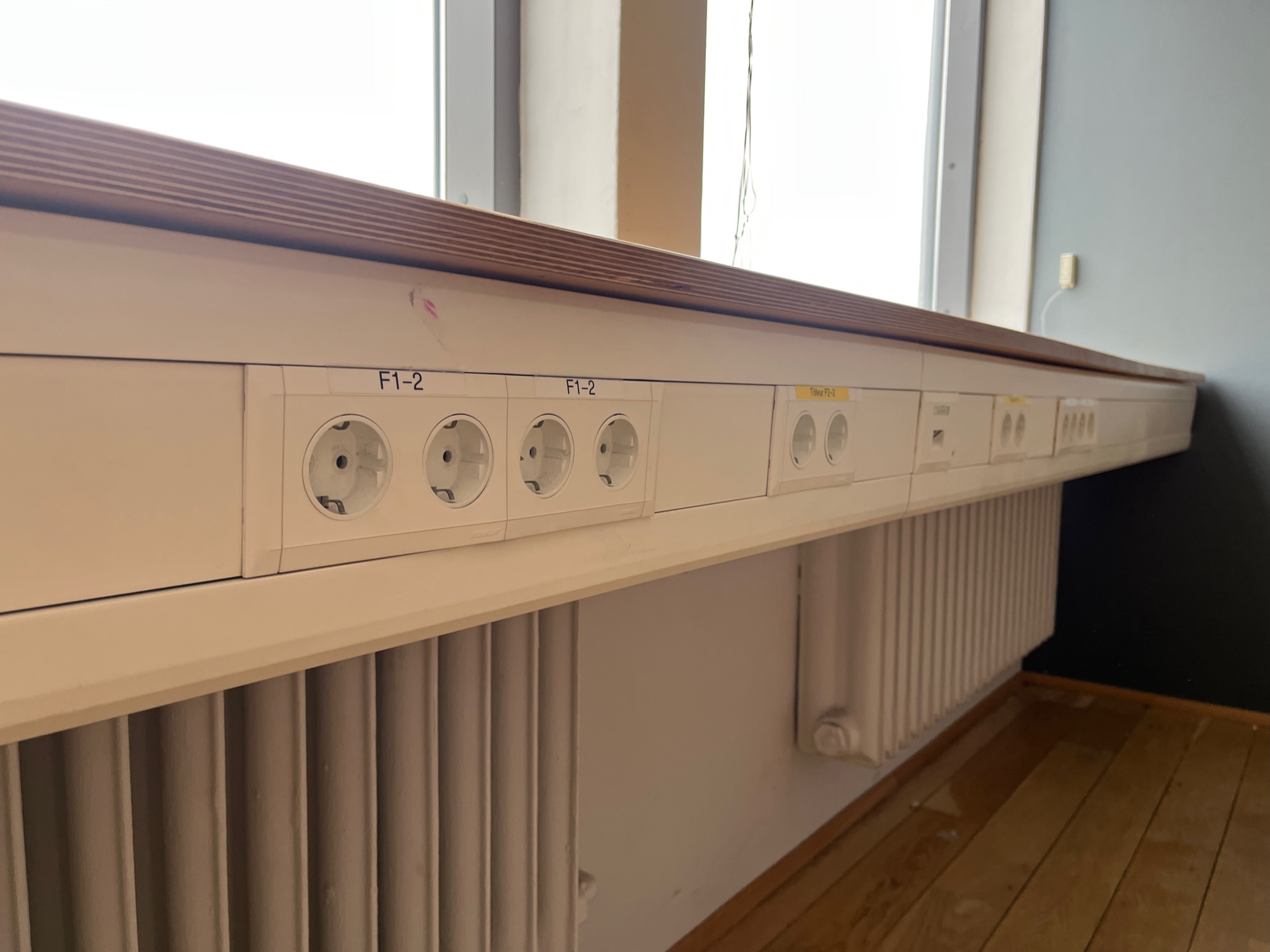 SELT / SOLD - Rafmagnsstokkar - 200 metrar