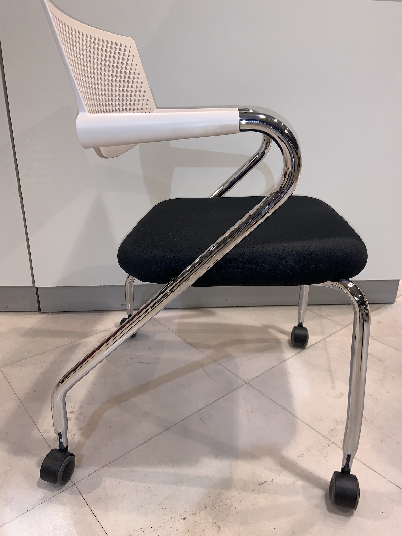 SELT / SOLD Vitra fundarstólar á hjólum frá Pennanum 13