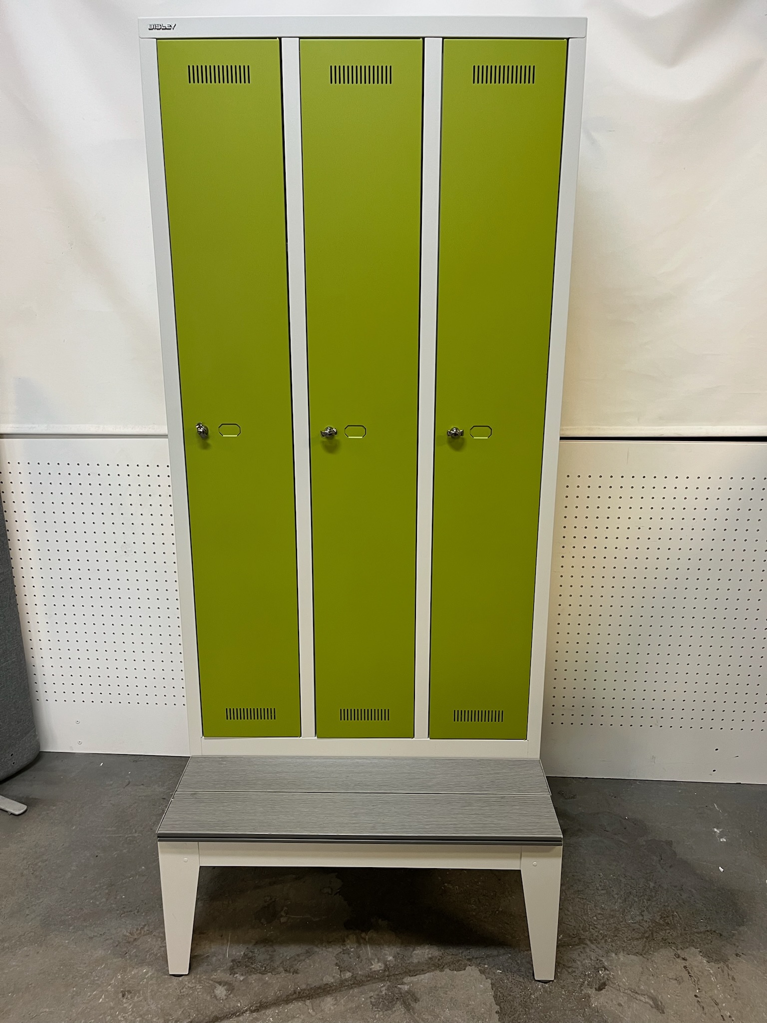 SELT / SOLD Bisley starfsmannskápur, 3 bil, H181xB270xD50sm. 2