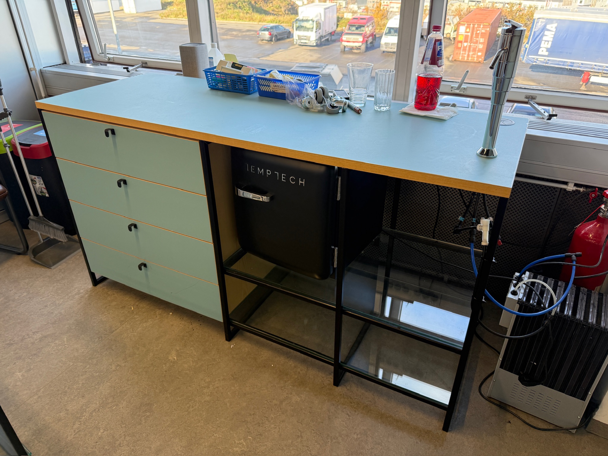 SELT / SOLD EFG vinnuborð með skúffum og hillum frá A4, B177xD63sm. 3