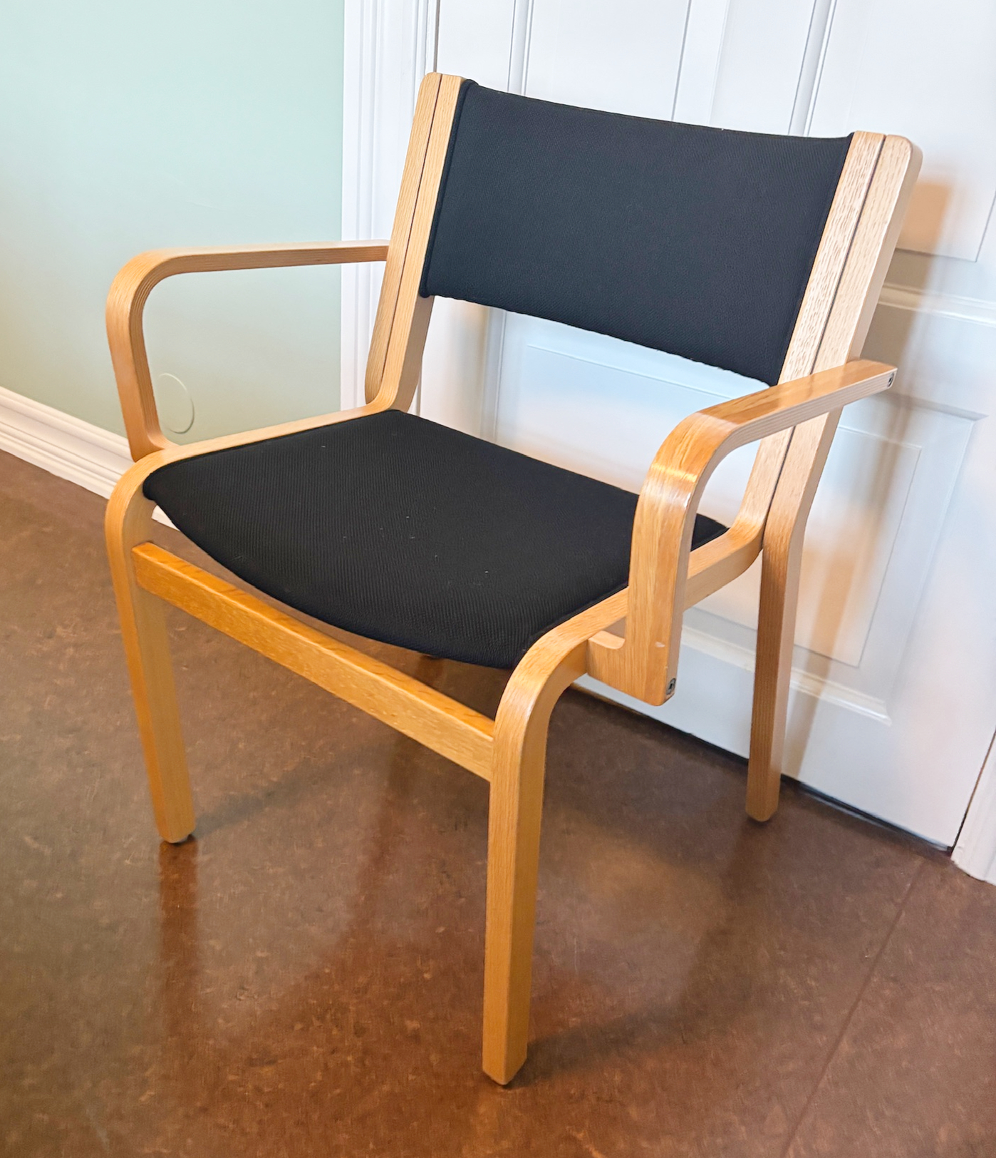 SELT / SOLD - Viðarstólar með svöru tauáklæði staflanlegir (9stk)