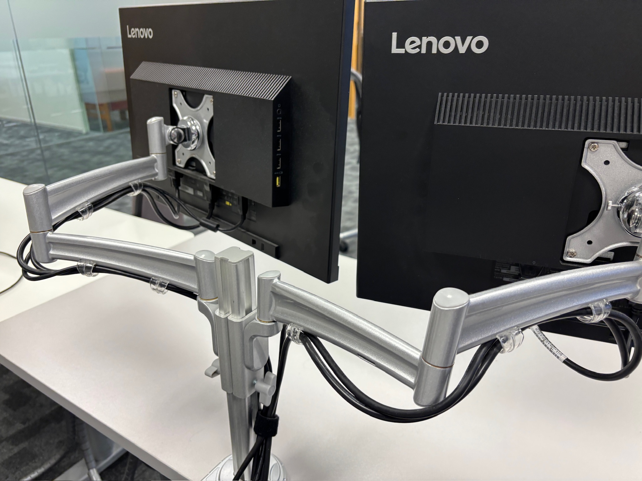 SELT / SOLD Lenovo ThinkVision tölvuskjáir á Roline armi, 23,8'' um 50 stk. 5