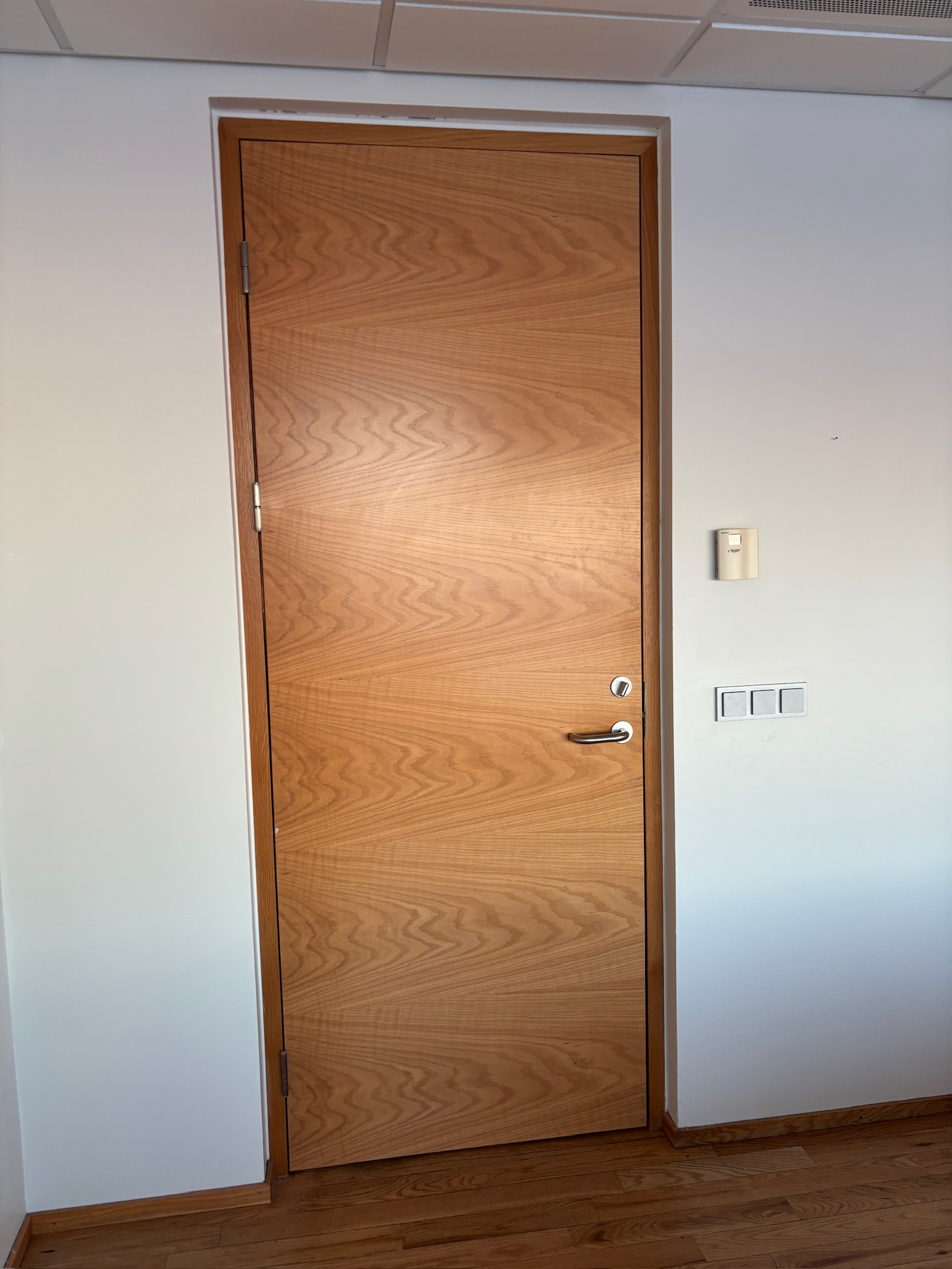 SELT / SOLD Yfirfelld, hljóðeinangrandi viðarhurð í ramma, H237xB96 sm 2